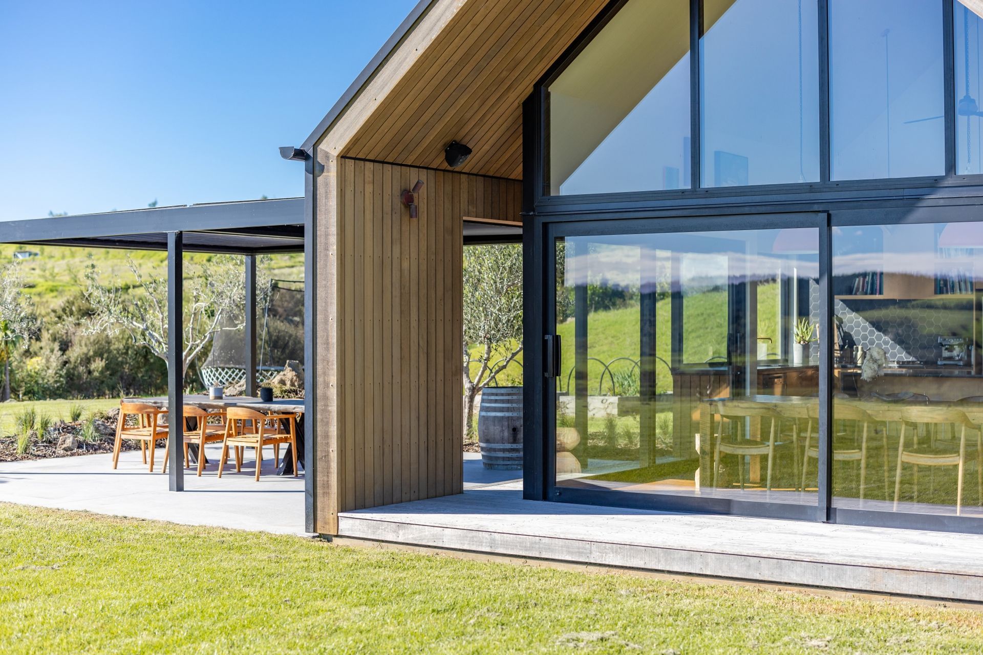 The broad, overhanging eaves allow for solar mitigation miminising the need for using blinds and allowing the view to always remain to the fore.
