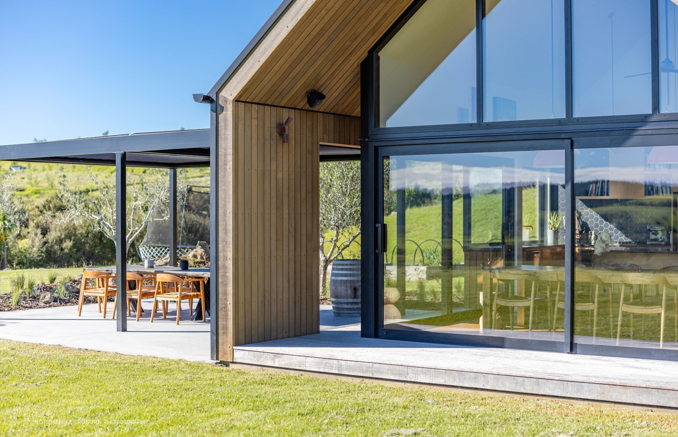 The broad, overhanging eaves allow for solar mitigation miminising the need for using blinds and allowing the view to always remain to the fore.