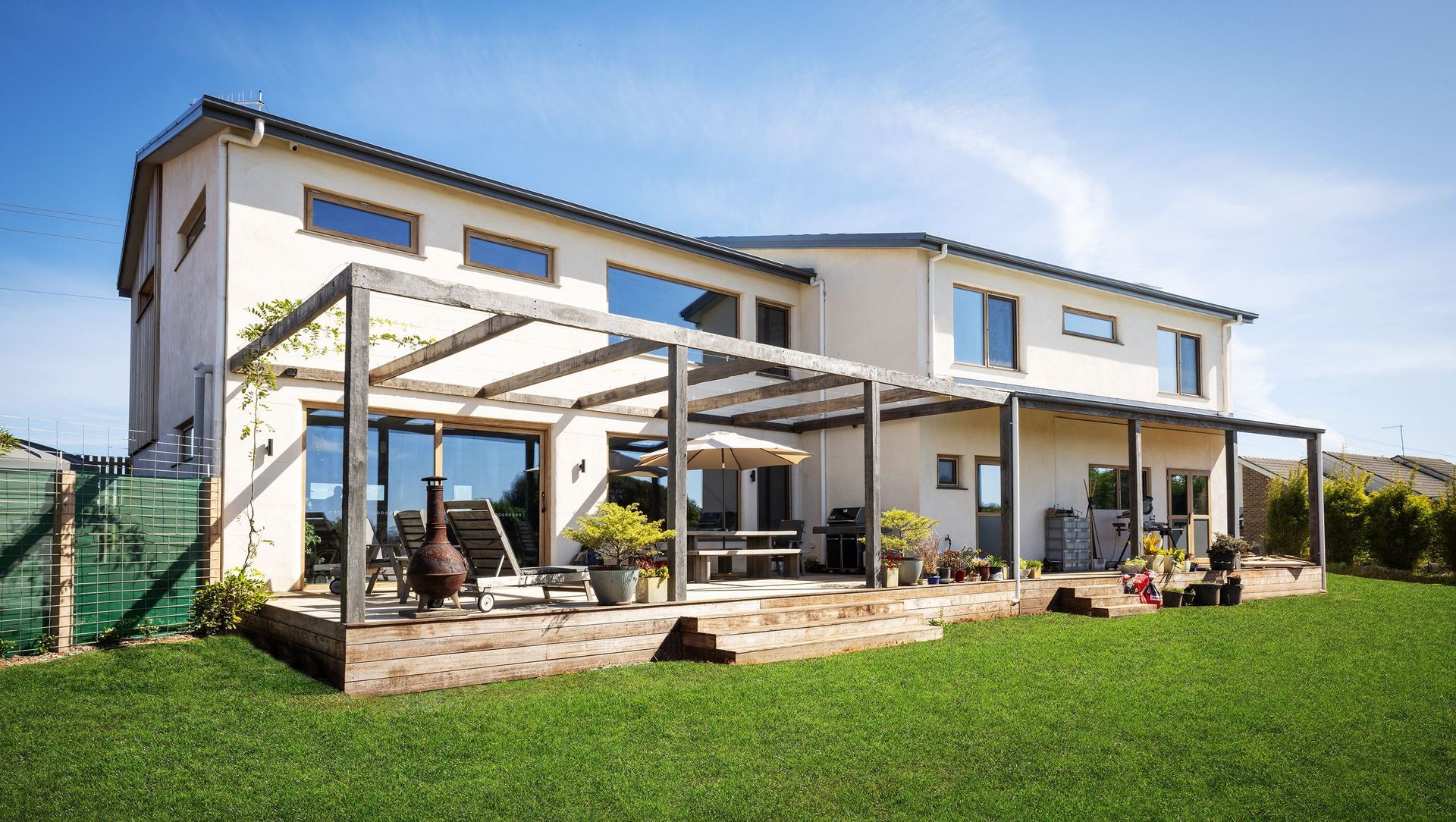 Capturing views in energy-efficient comfort banner