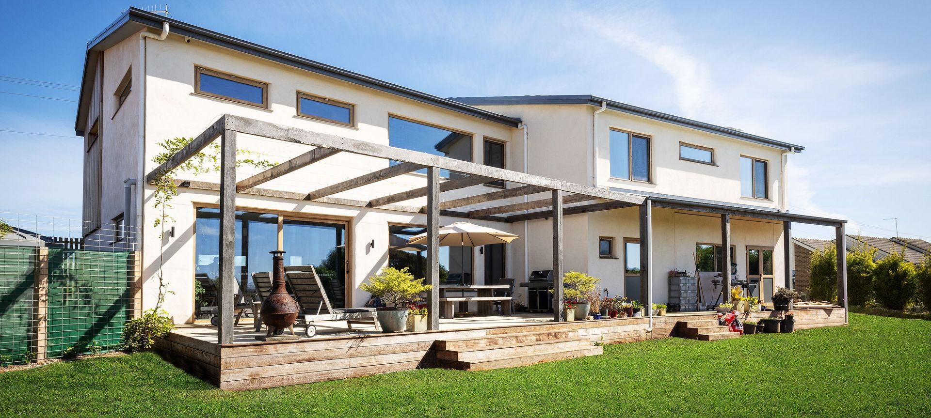 Capturing views in energy-efficient comfort banner