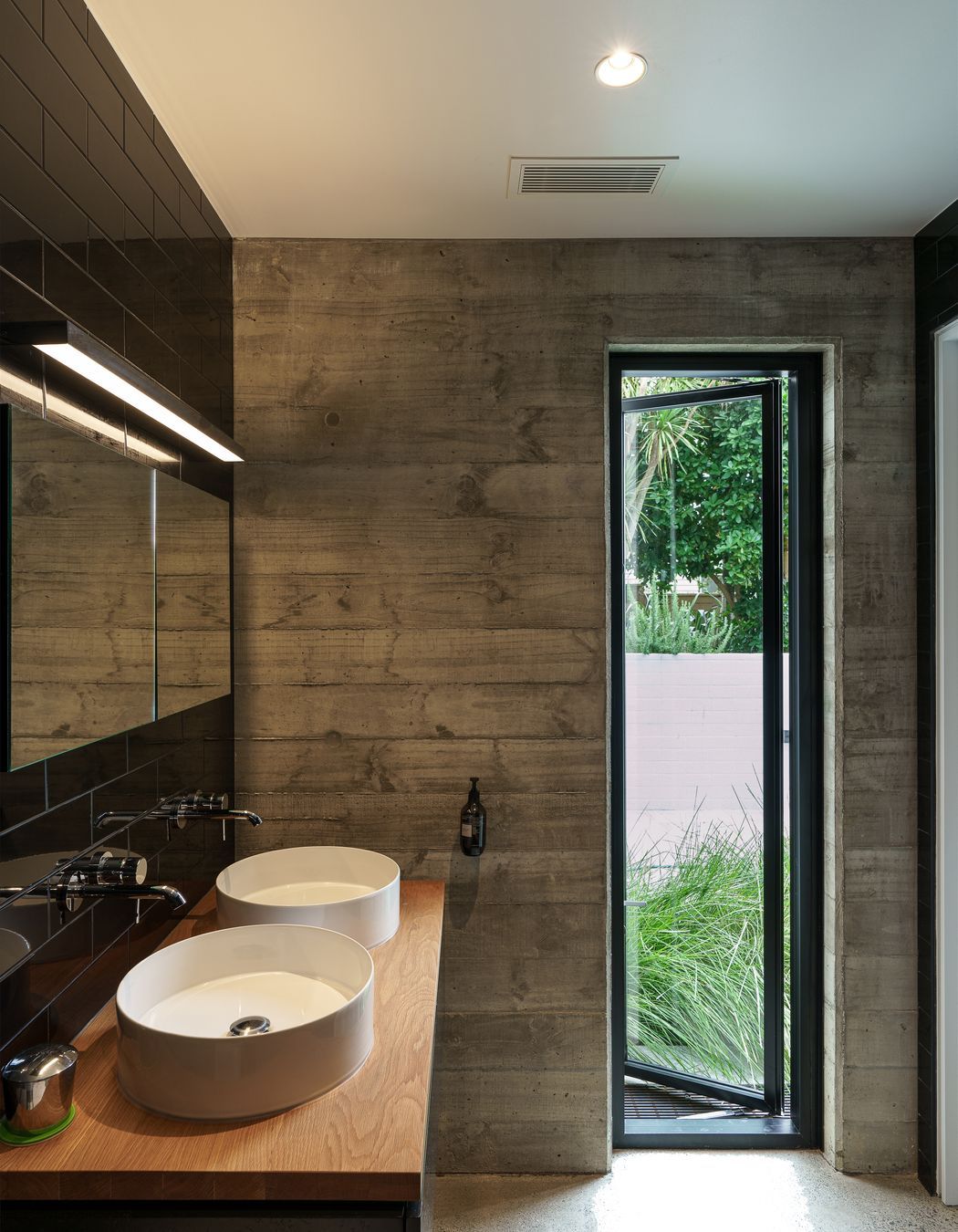 Clive and his wife were in agreement on most decisions. The black tile in the bathroom was the only thing Clive had to convince her of. “It took a while to persuade her but in the end she is very happy with the look."