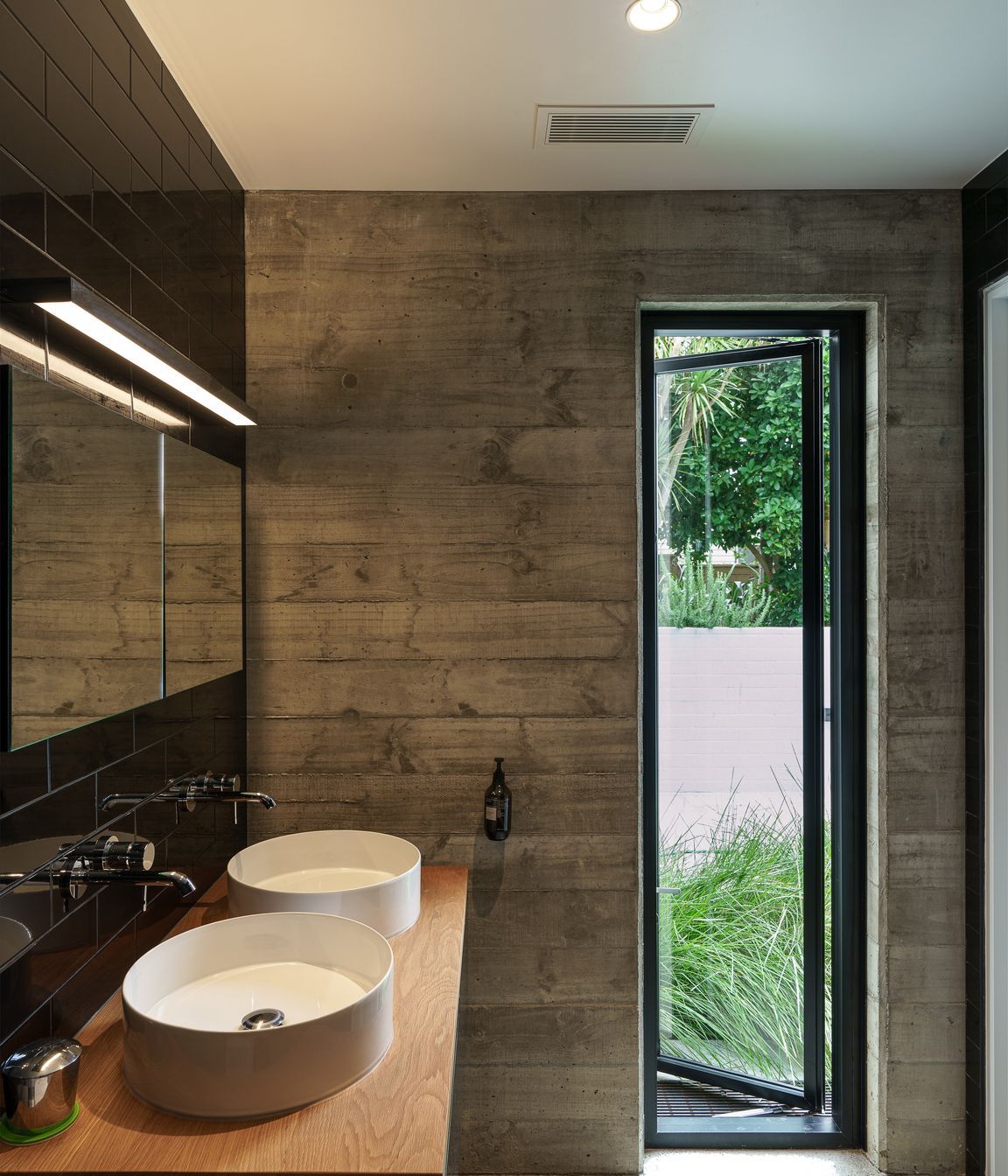 Clive and his wife were in agreement on most decisions. The black tile in the bathroom was the only thing Clive had to convince her of. “It took a while to persuade her but in the end she is very happy with the look."