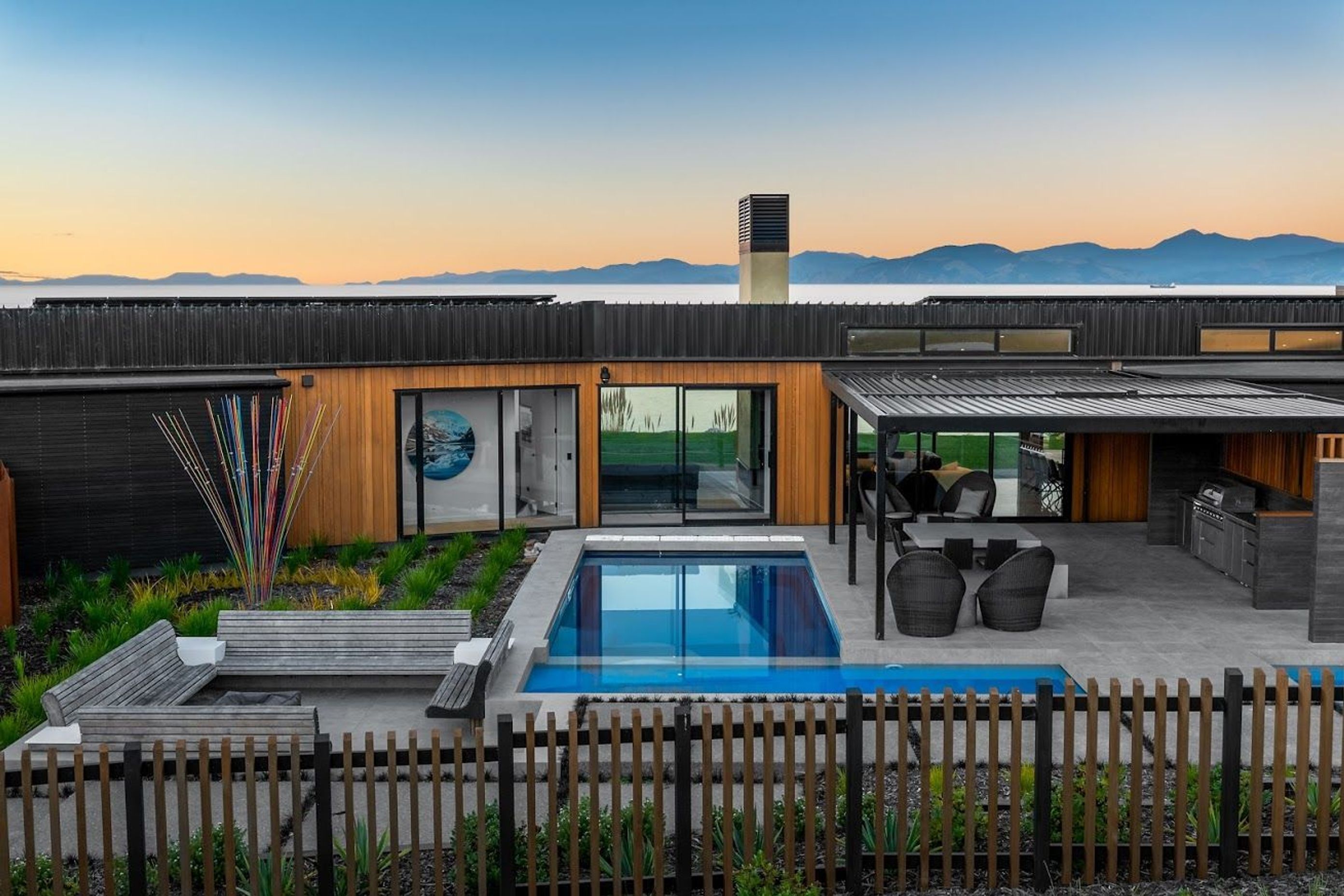 A view to the sea is seen right through the house due to the narrow form of the modules.