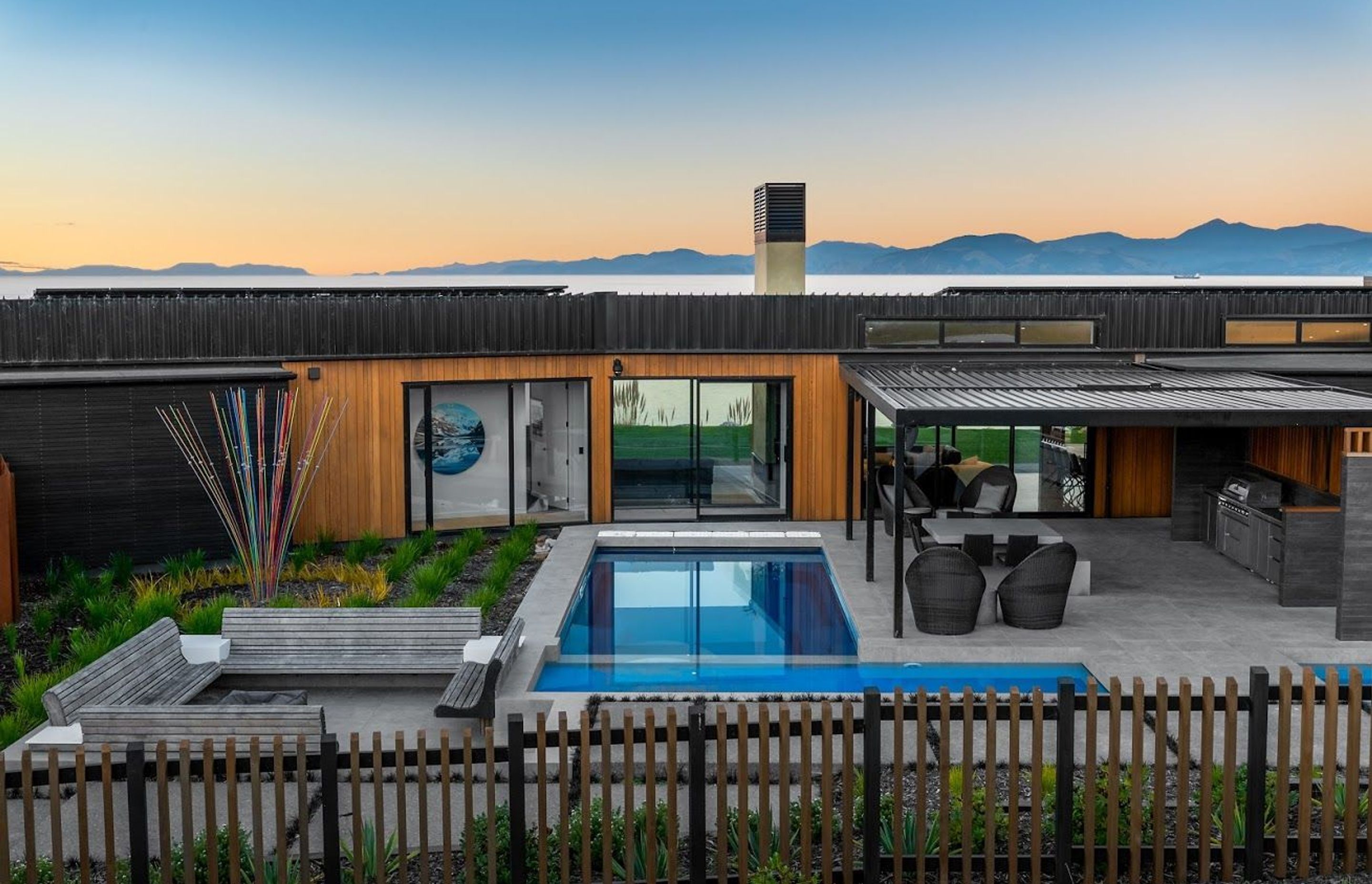 A view to the sea is seen right through the house due to the narrow form of the modules.