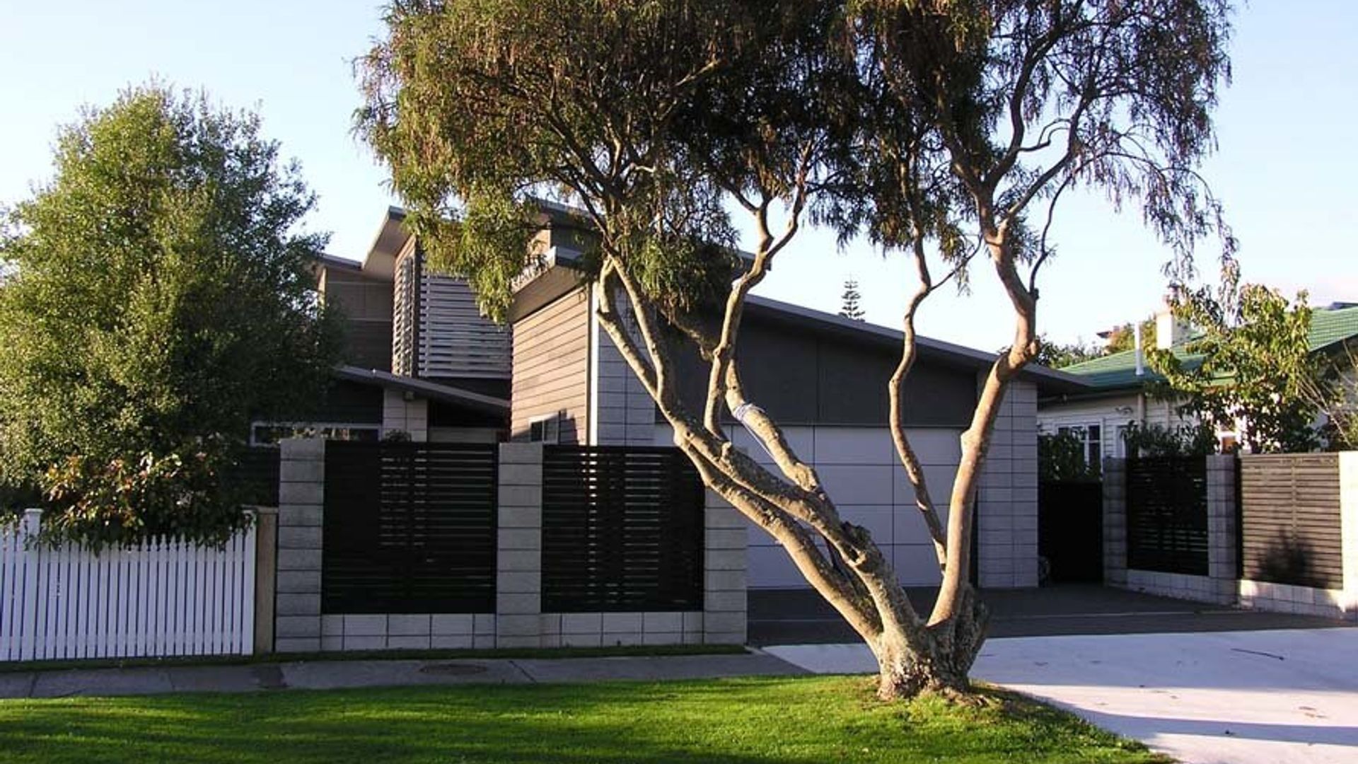 Mahoe House banner