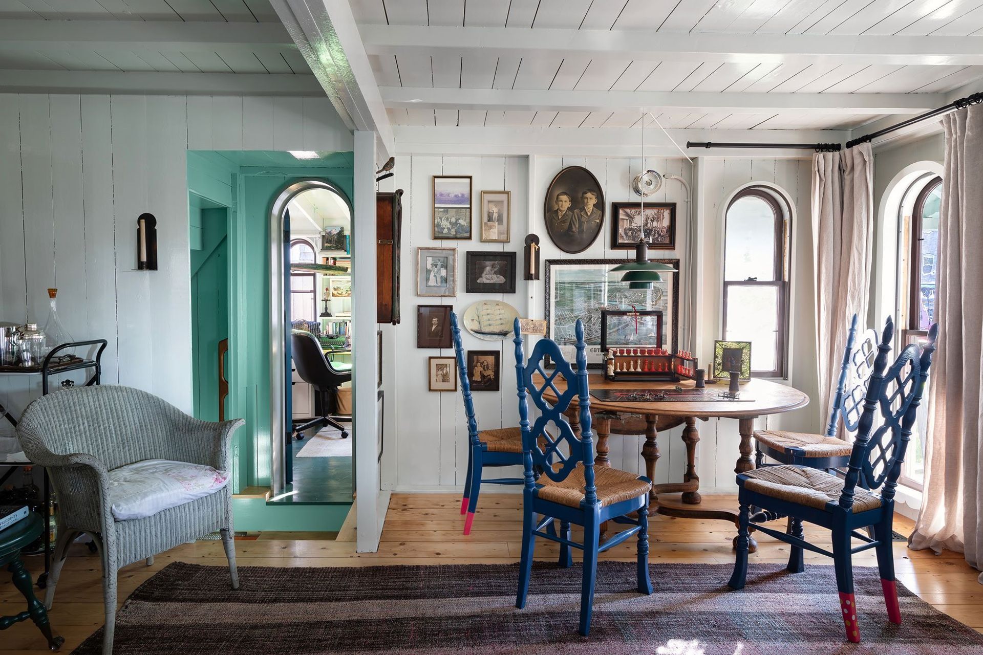 5MarthasVineyardCottageCuppettKilpatrickArchitectureandInteriorDesignvintage-interior-wooden-shiplap-walls-blue-chairs.jpg