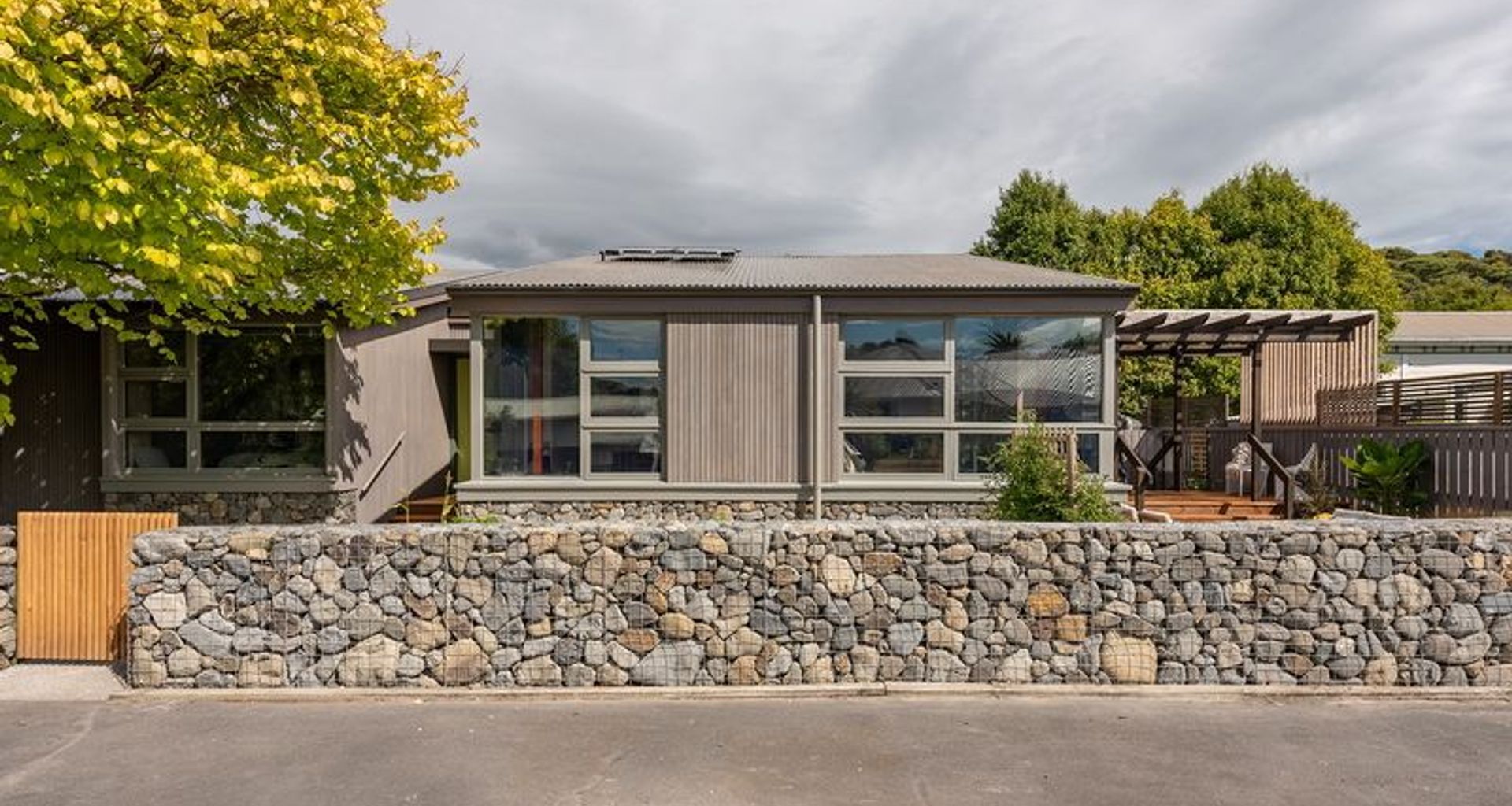 Waikanae active solar home banner