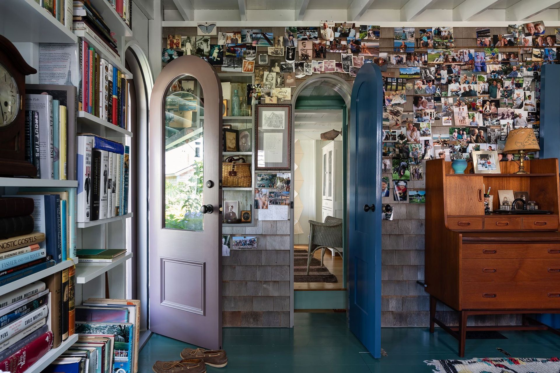 6MarthasVineyardCottageCuppettKilpatrickArchitectureandInteriorDesigneclectic-interior-bookshelf-photo-wall.jpg