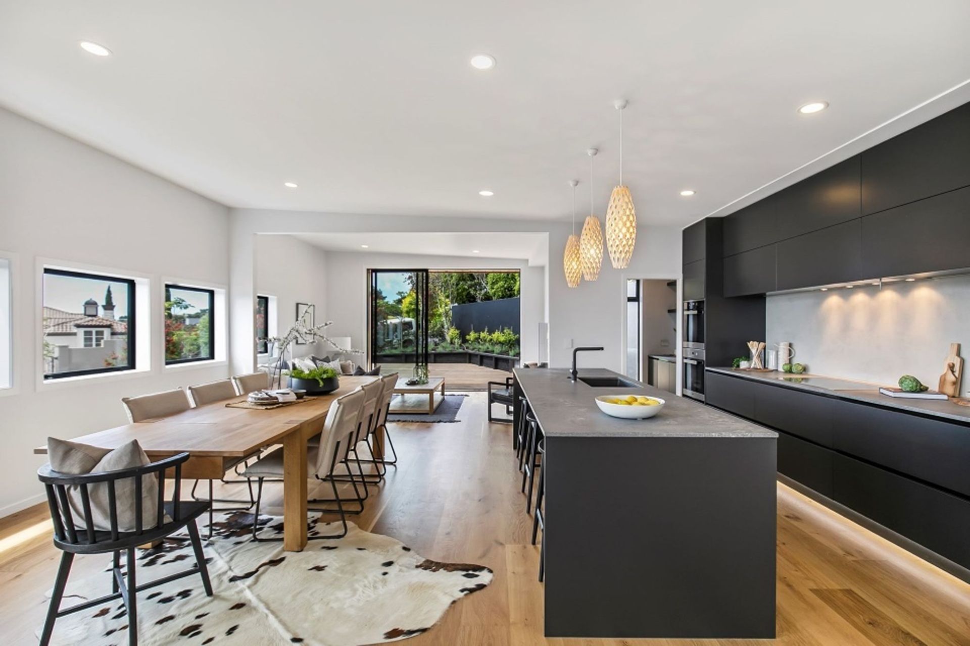 The ceiling plane in the open-plan living area is slightly raked towards the north-facing view, drawing the eye always to the perimeter creating an ongoing relationship between the internal and external spaces.
