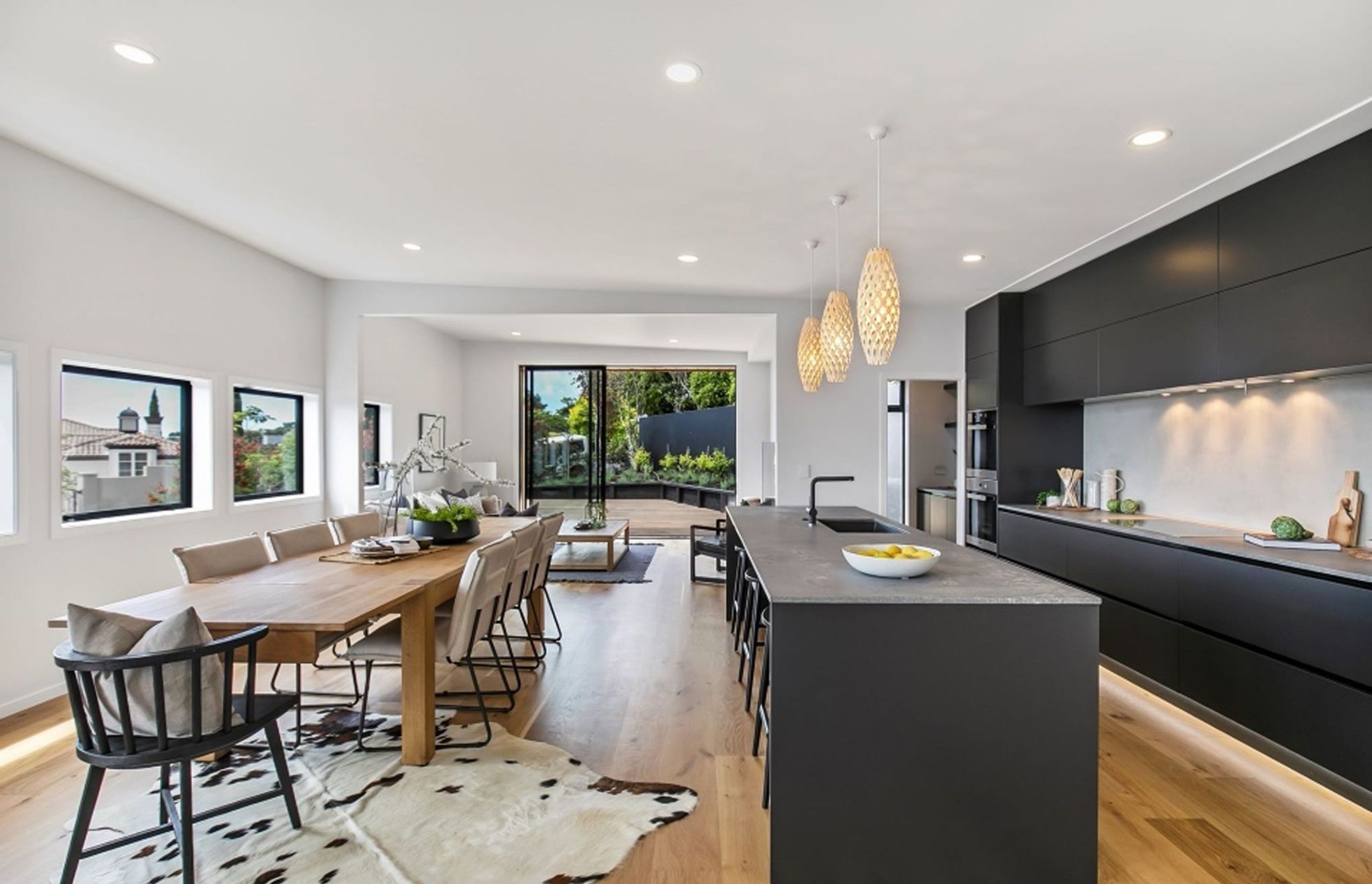 The ceiling plane in the open-plan living area is slightly raked  towards the north-facing view, drawing the eye always to the perimeter creating an ongoing relationship between the internal and external spaces.