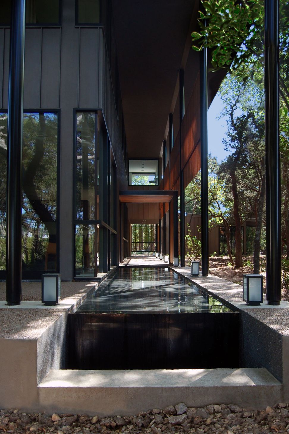 8HouseinTreesCuppettKilpatrickArchitectureandInteriorDesignaustin-tx-lap-pool-infinity-edge-detail.jpg