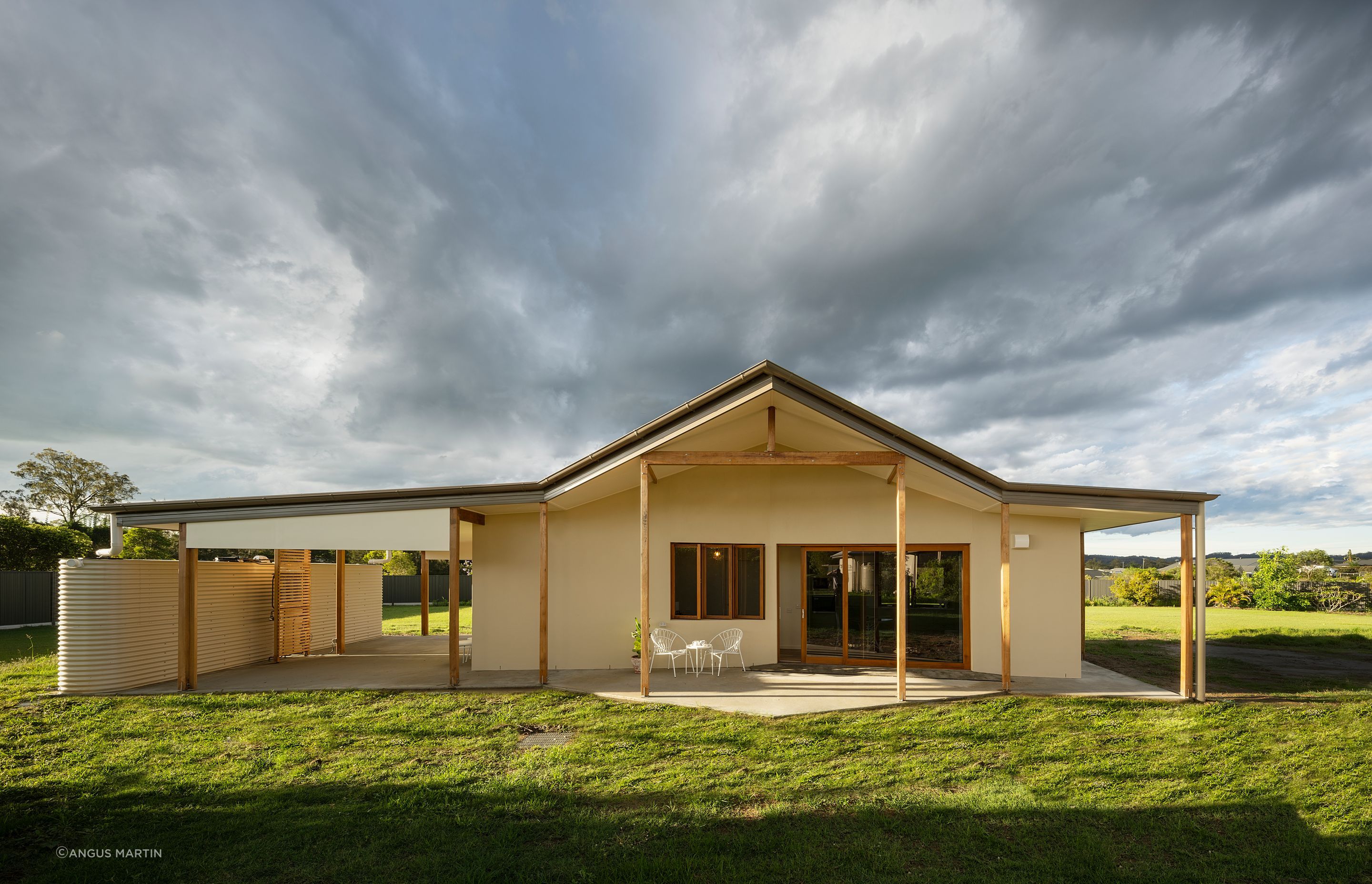 The low pitched eave extensions to the east and west reflect the sprawling nature of the ‘large lot’ neighbourhood home, and its generational iterations over time. Photo: ©Angus Martin