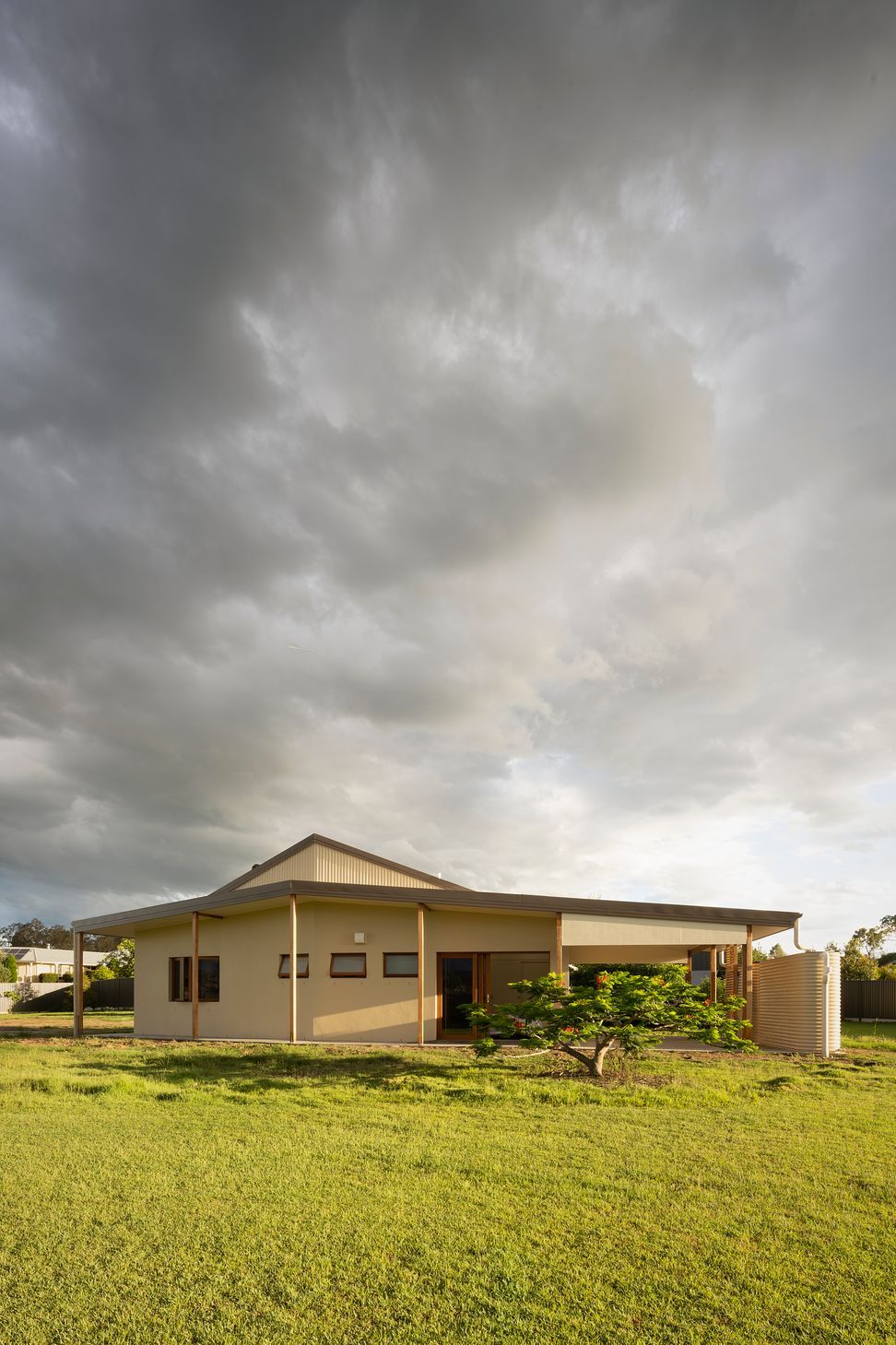 This little shelter is grounded firmly in the landscape. Superbly energy efficient, the home celebrates the subtropical lifestyle, collects winter sun in all the right places, and is packed with accessible features. Photo: ®Angus Martin