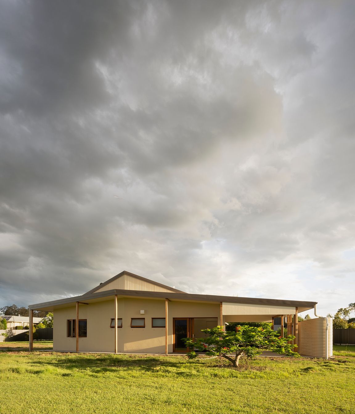 This little shelter is grounded firmly in the landscape. Superbly energy efficient, the home celebrates the subtropical lifestyle, collects winter sun in all the right places, and is packed with accessible features. Photo: ®Angus Martin
