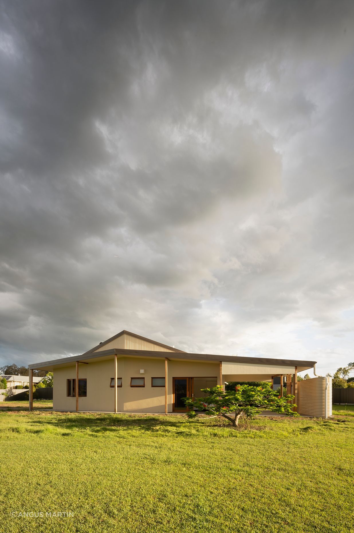 This little shelter is grounded firmly in the landscape. Superbly energy efficient, the home celebrates the subtropical lifestyle, collects winter sun in all the right places, and is packed with accessible features. Photo: ®Angus Martin