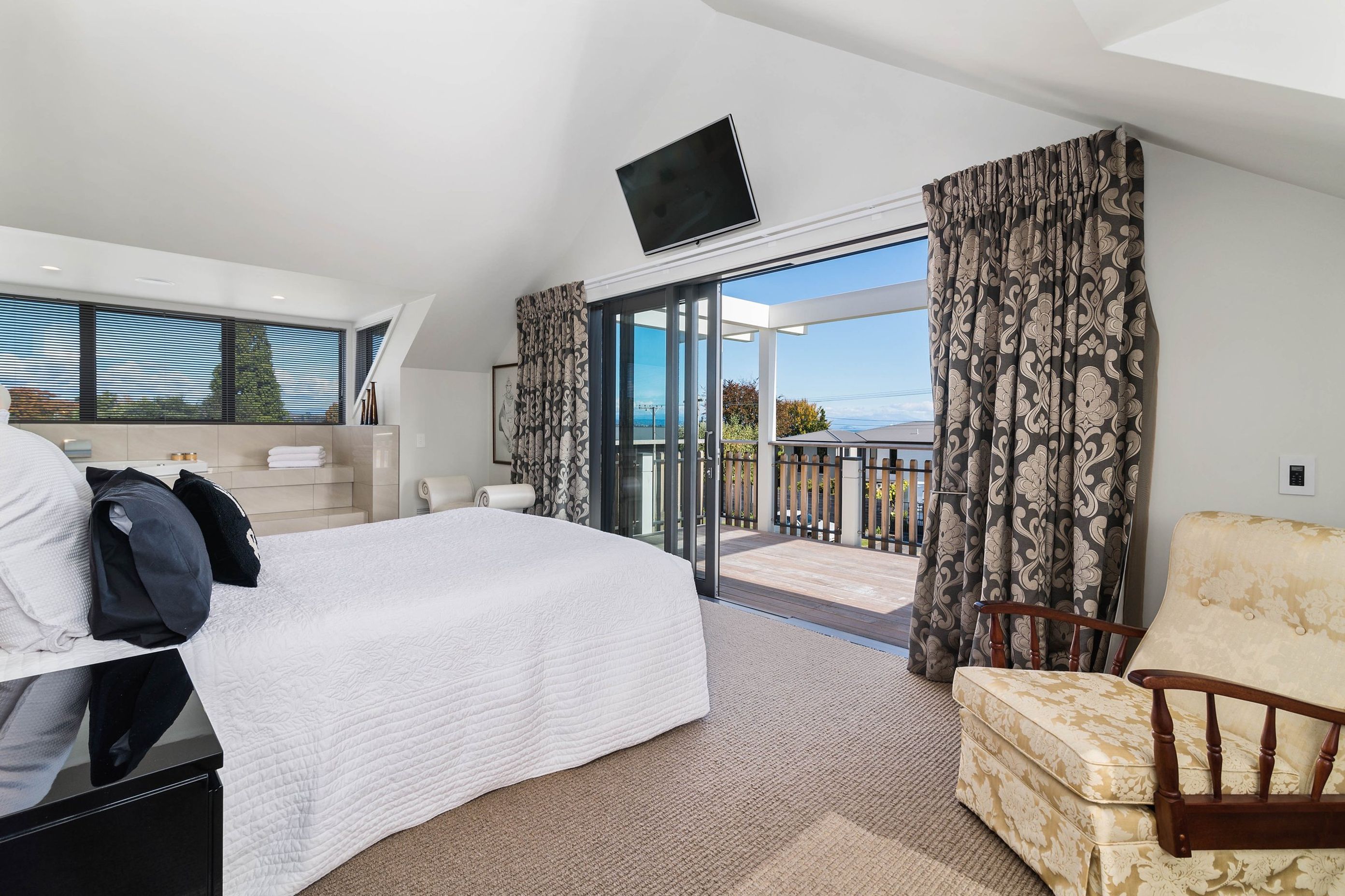 Hosking Home & Boatshed, Bird Area