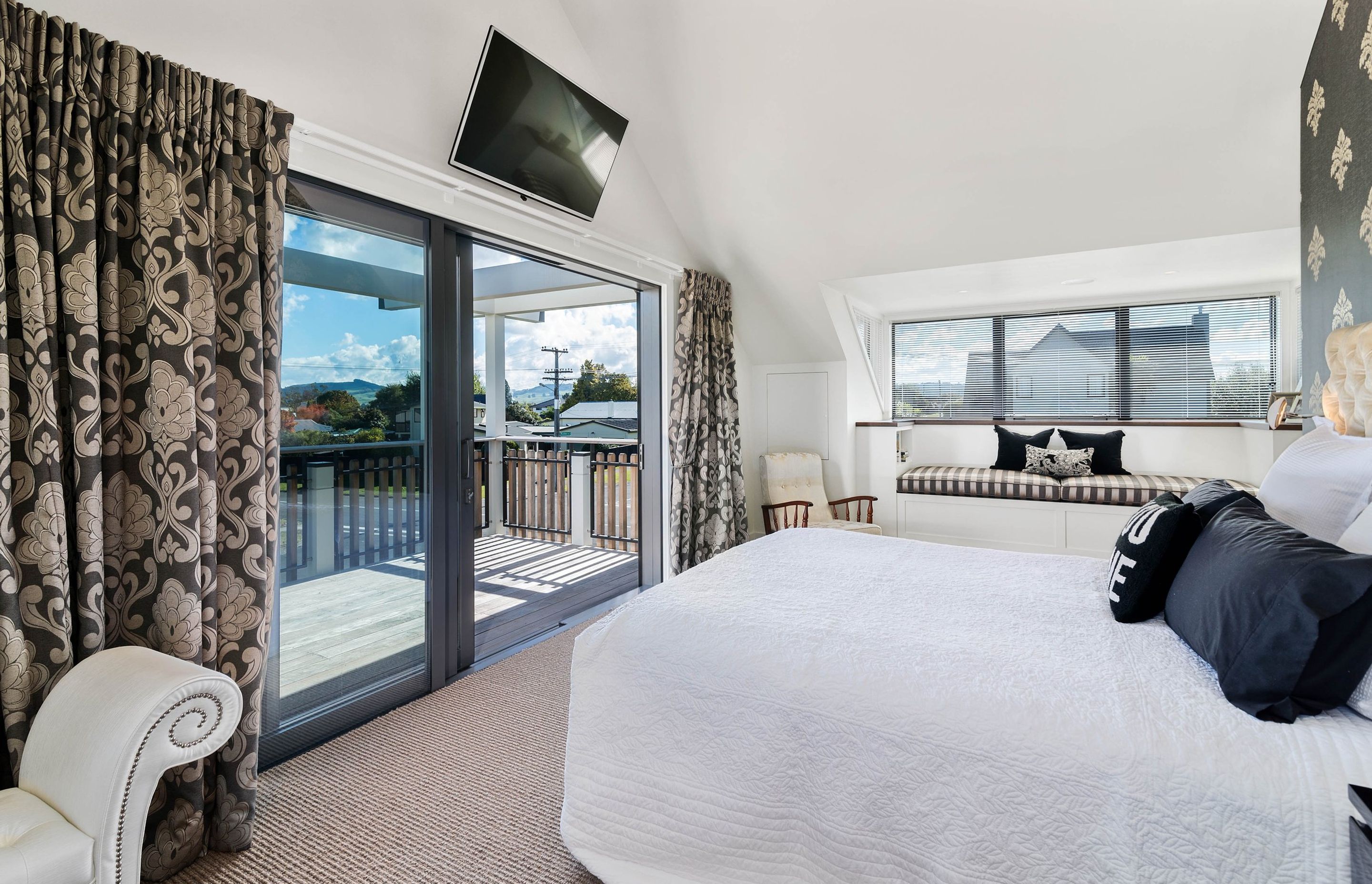 Hosking Home & Boatshed, Bird Area