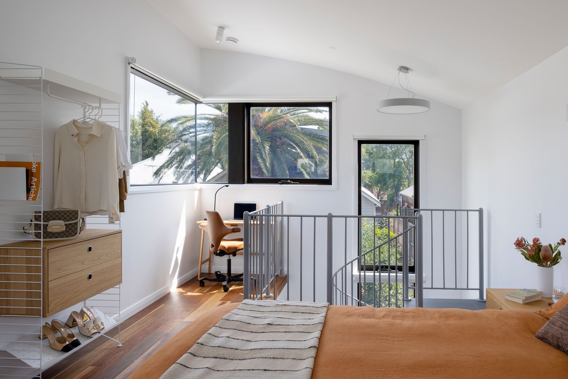 Upstairs guest bedroom, study nook and view