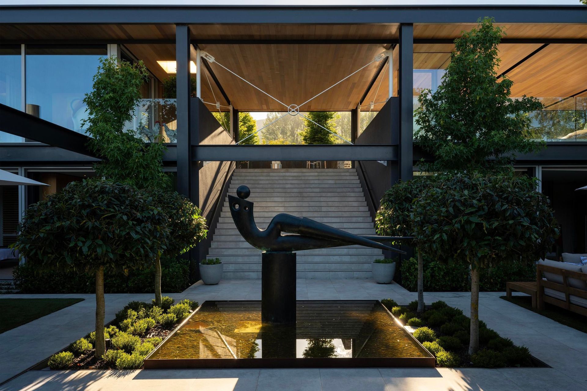 Courtyard-Housecourtyard-looking-towards-arrival-stairSimon-Devitt3.jpg