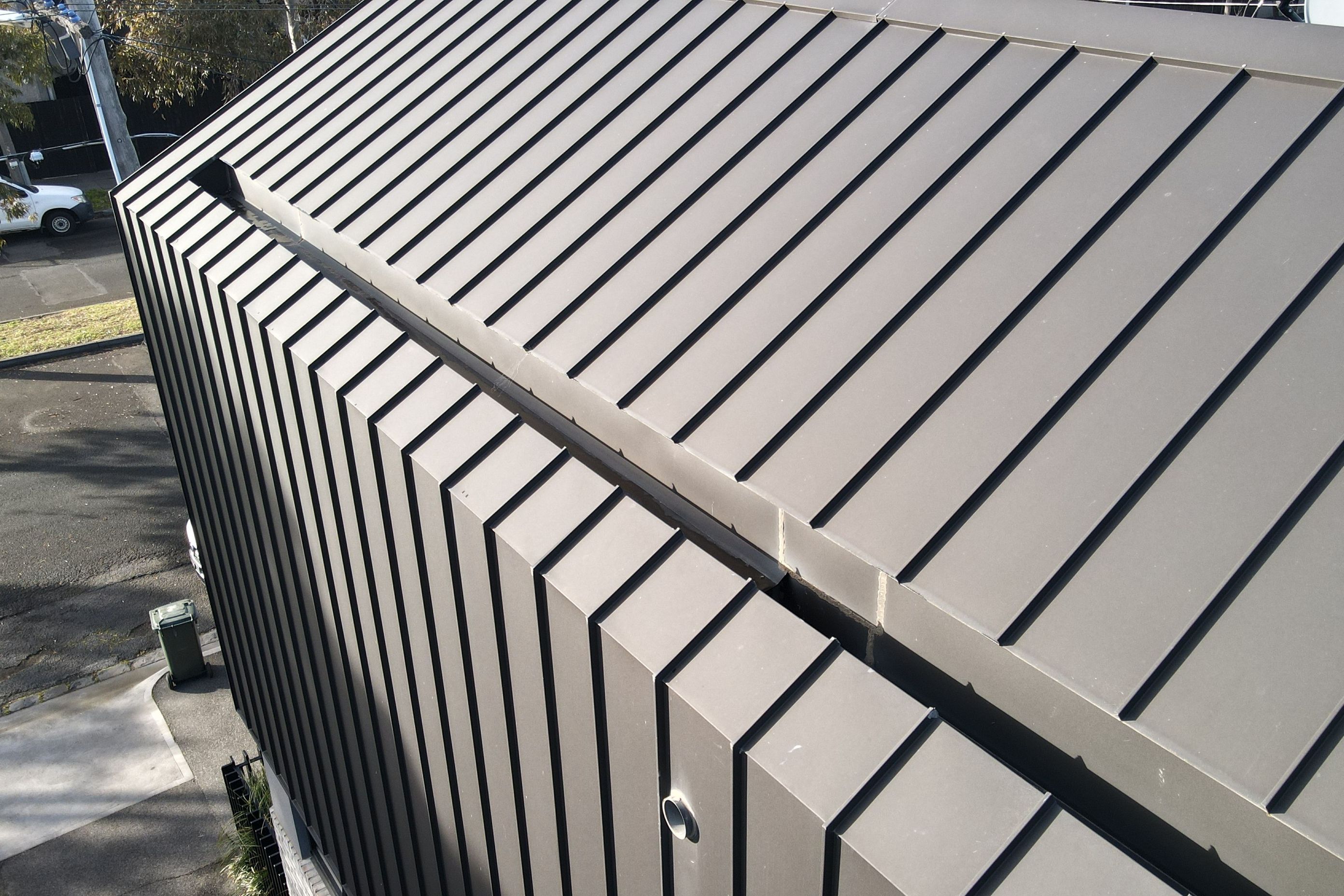 Concealed gutter