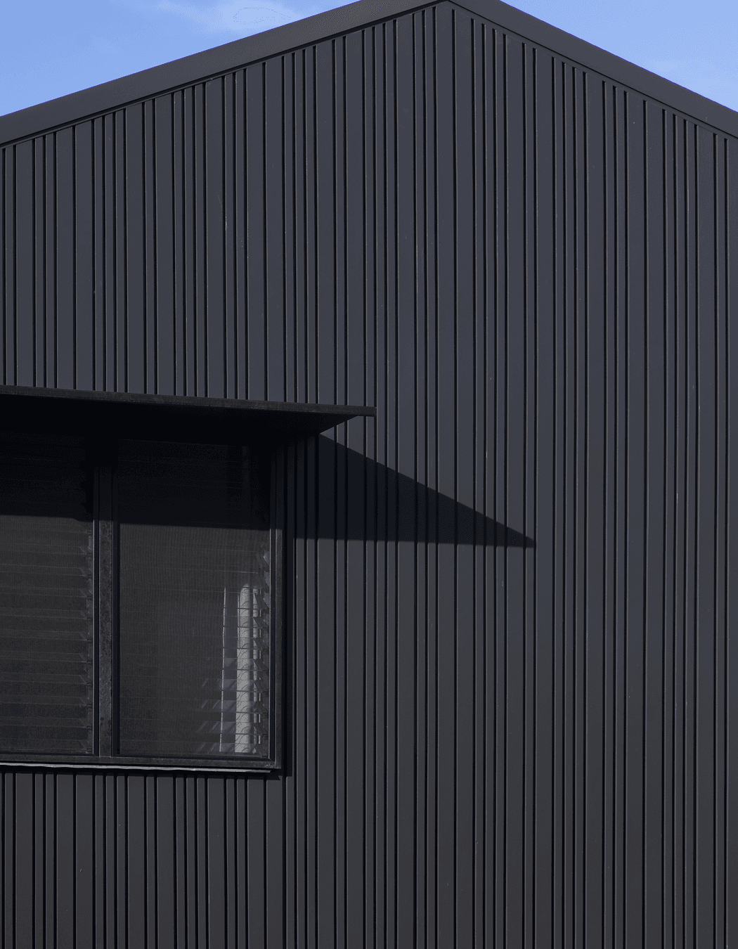 Photography: Alanna Jayne McTiernan | Timber battens create a play of light and shadow on the facade