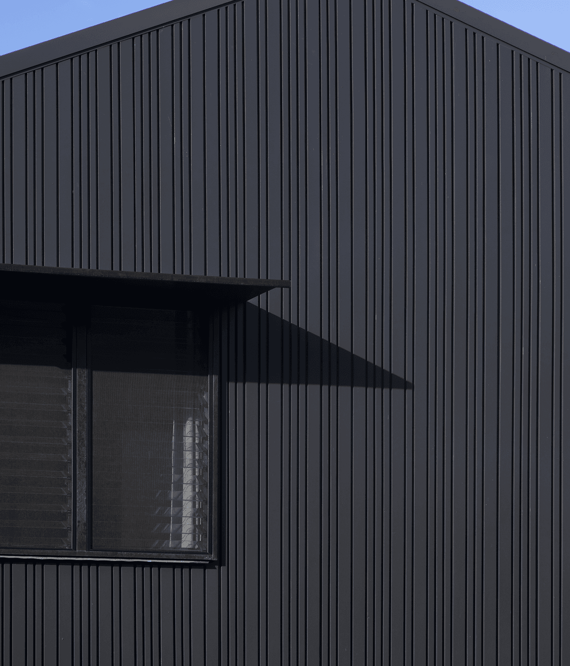 Photography: Alanna Jayne McTiernan | Timber battens create a play of light and shadow on the facade