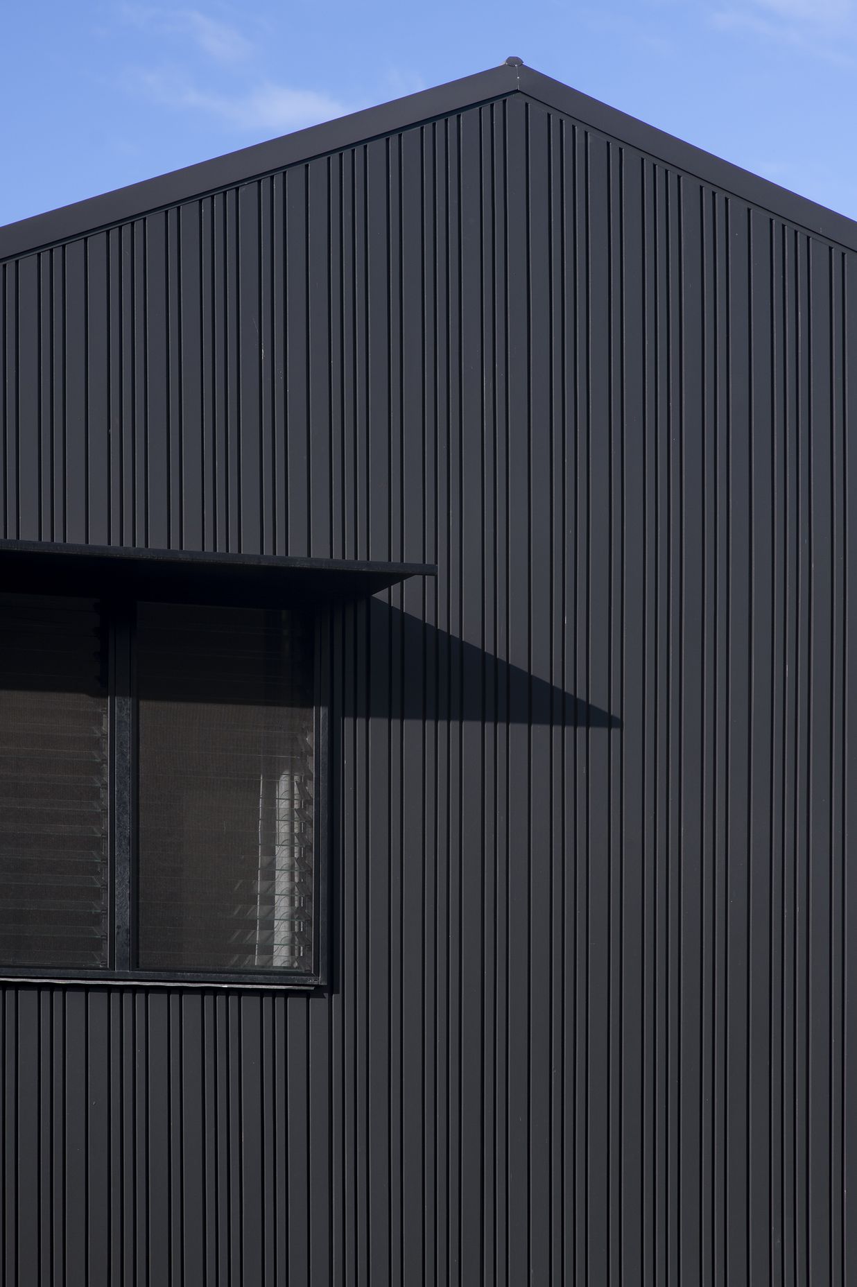 Photography: Alanna Jayne McTiernan | Timber battens create a play of light and shadow on the facade