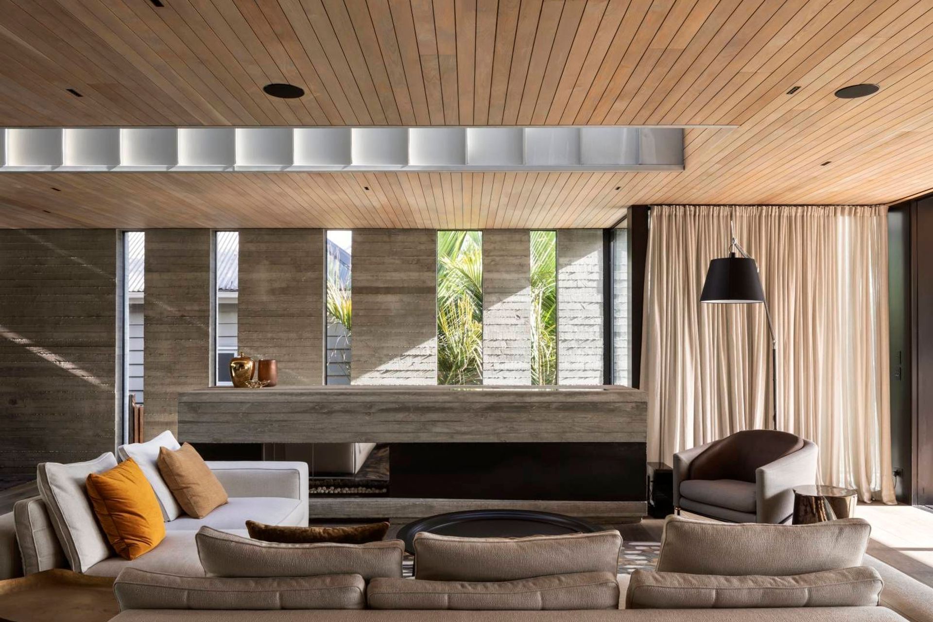 The living area perfectly displays the interplay between strong horizontal and vertical lines.