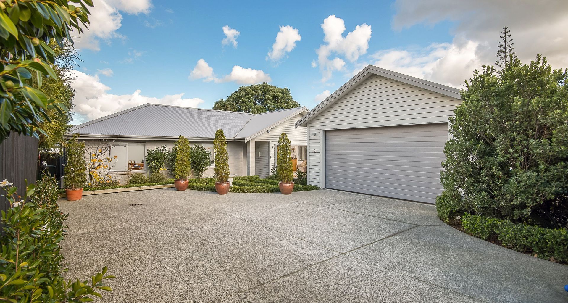 West Tamaki Road, Auckland banner