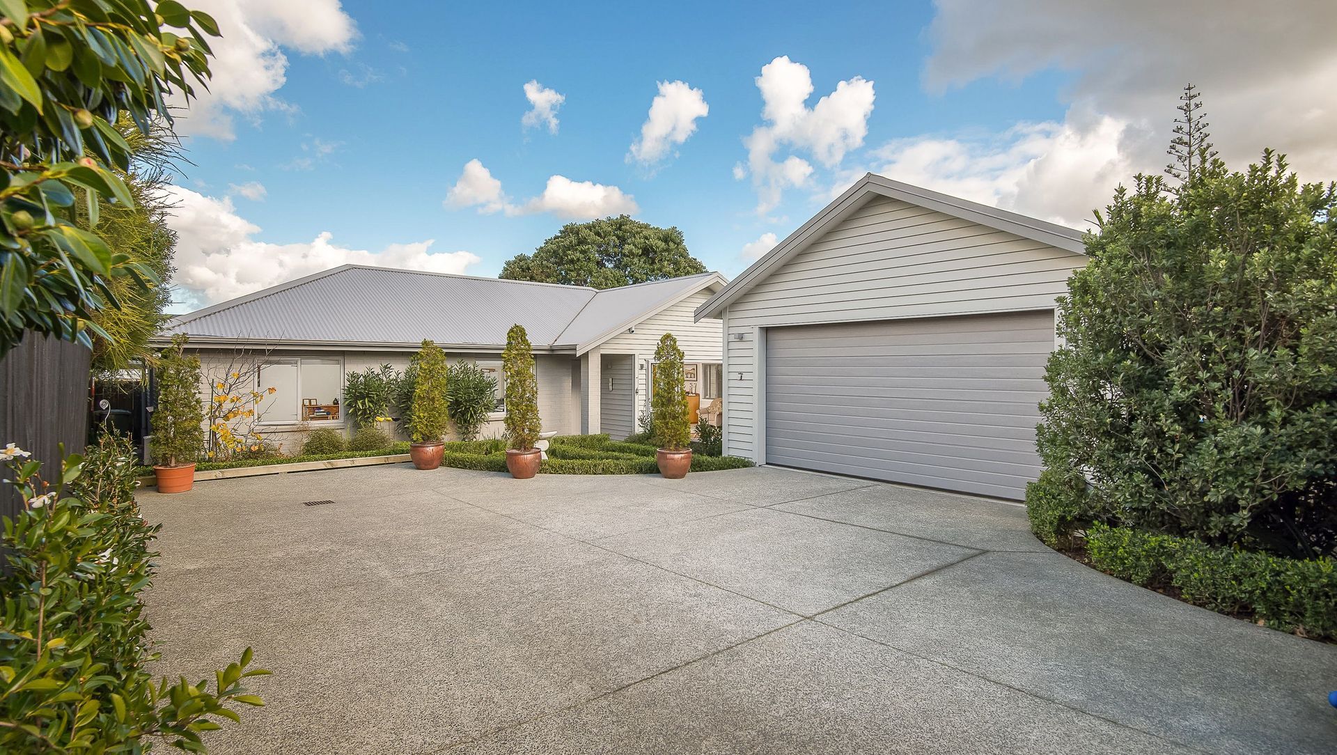 West Tamaki Road, Auckland banner