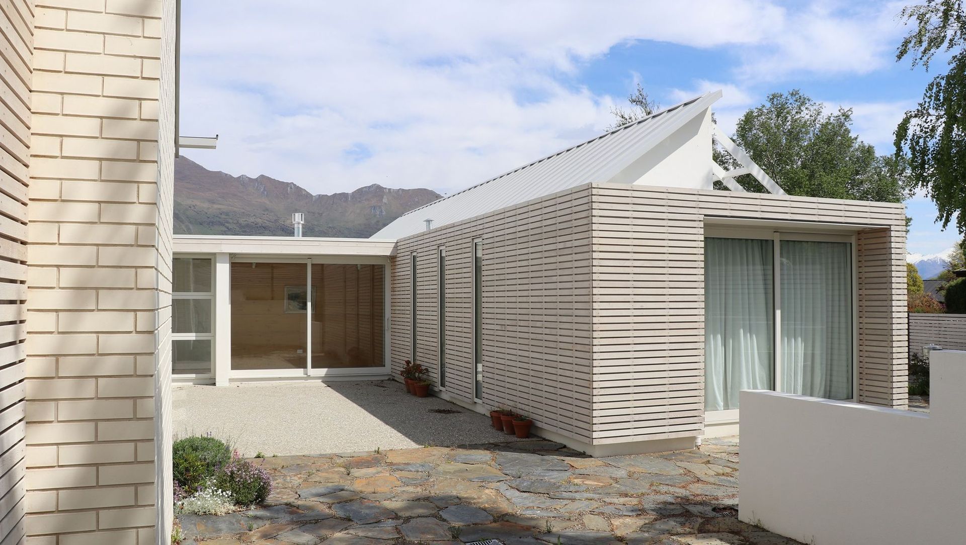 Lakeside Living banner