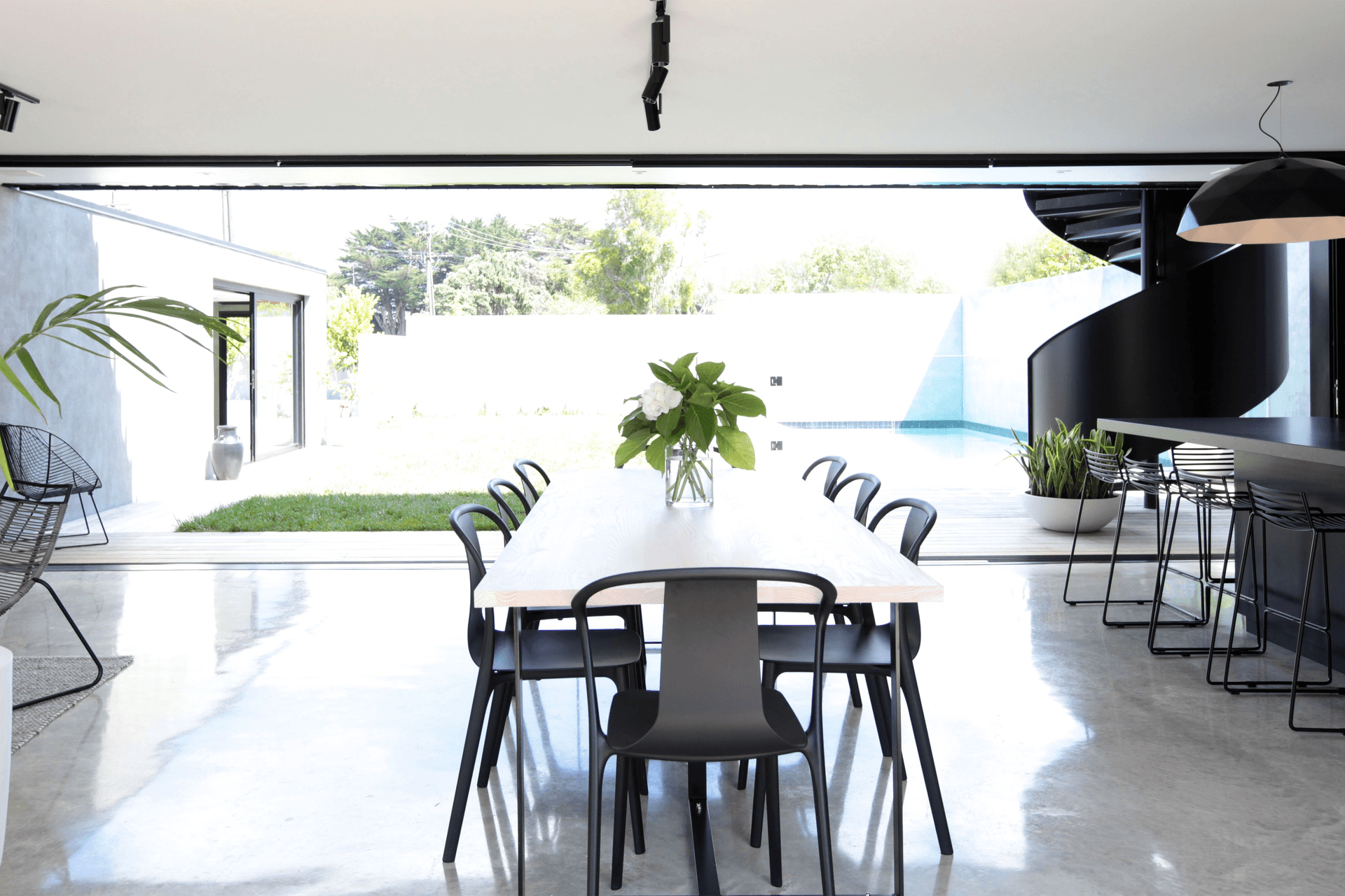 The effect is of light, bright private spaces even though the house is situated on an open corner site in suburban Auckland.