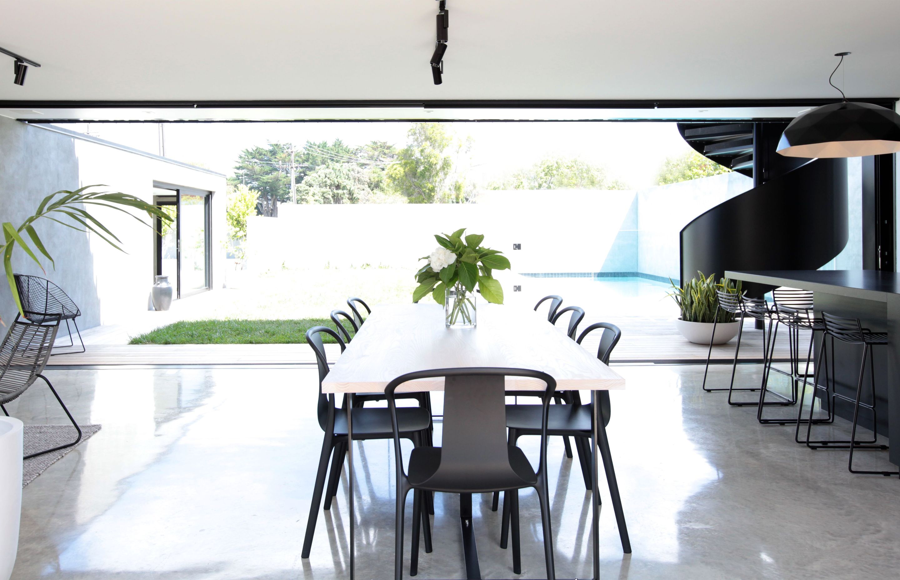 The effect is of light, bright private spaces even though the house is situated on an open corner site in suburban Auckland.