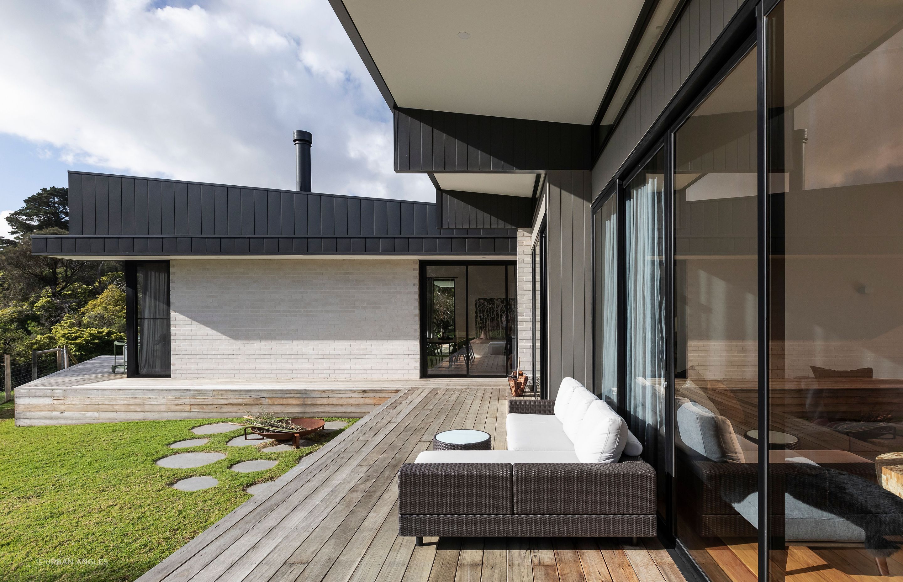 With well-resolved passive solar design principles executed throughout, on-site water storage and a significant array of PV solar panels, the Mount Eliza project pays careful respect to the environment that surrounds it.