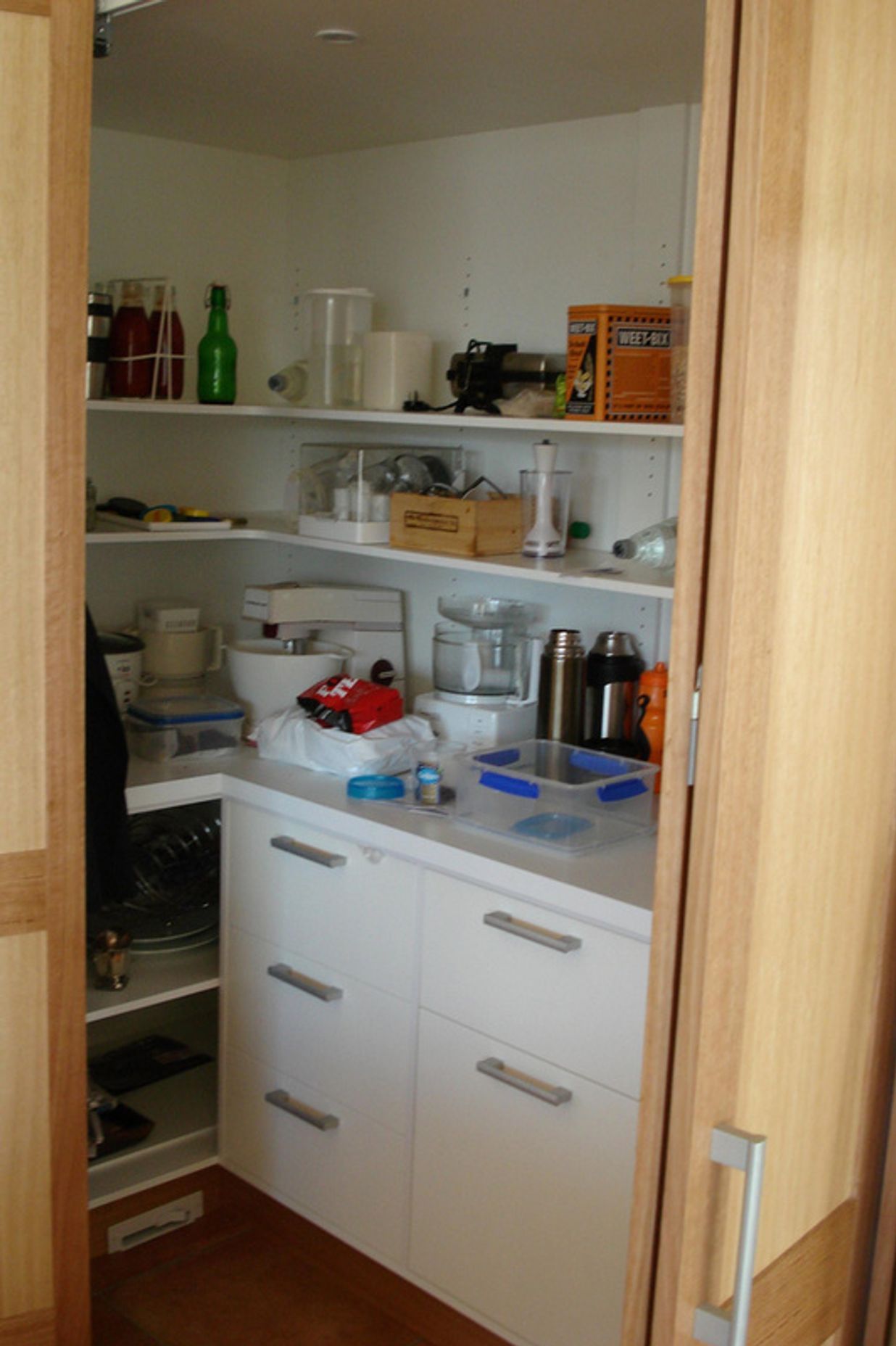 Lots of storage in the kitchen cupboard