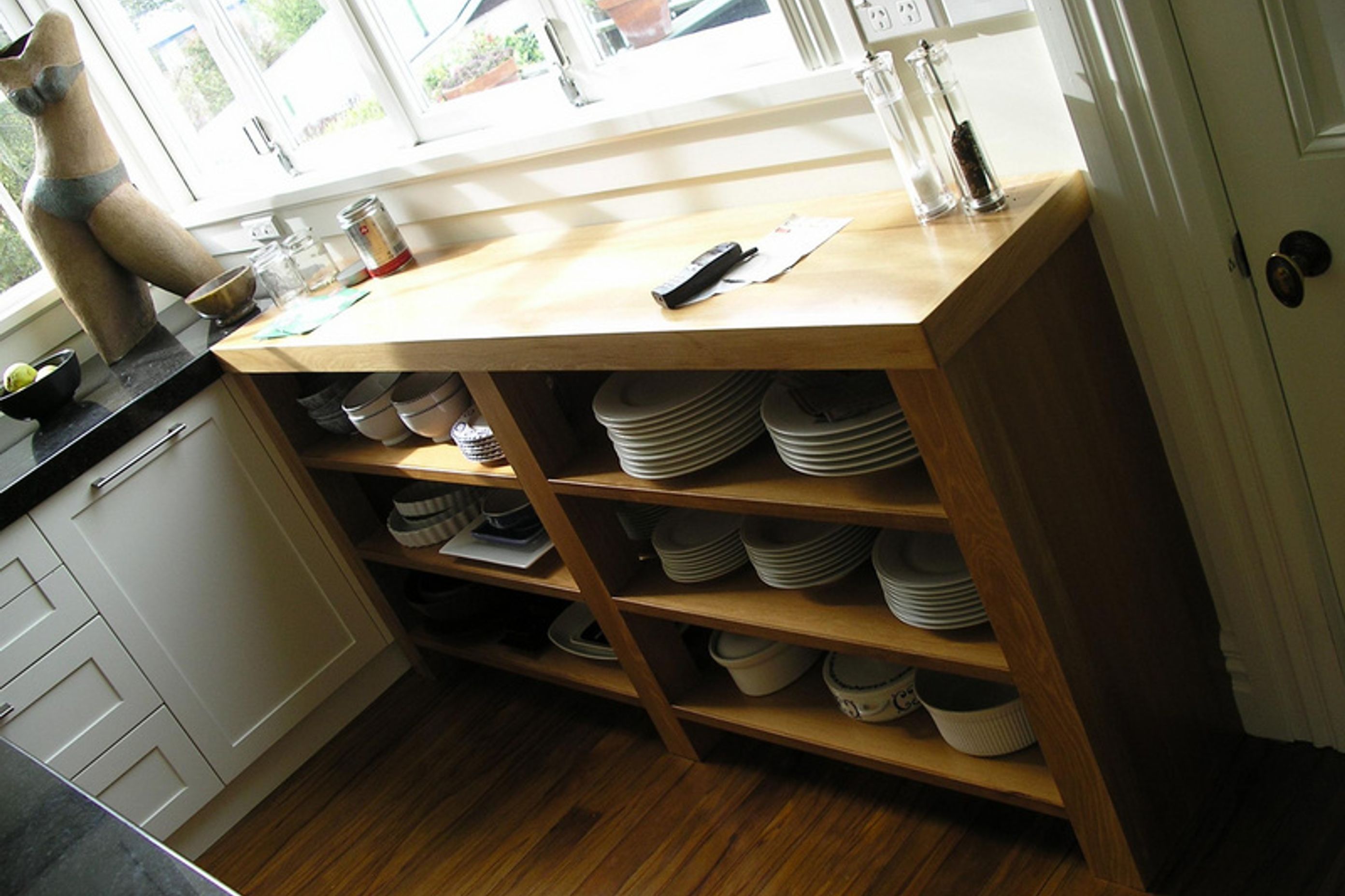 Open kitchen storage for plates