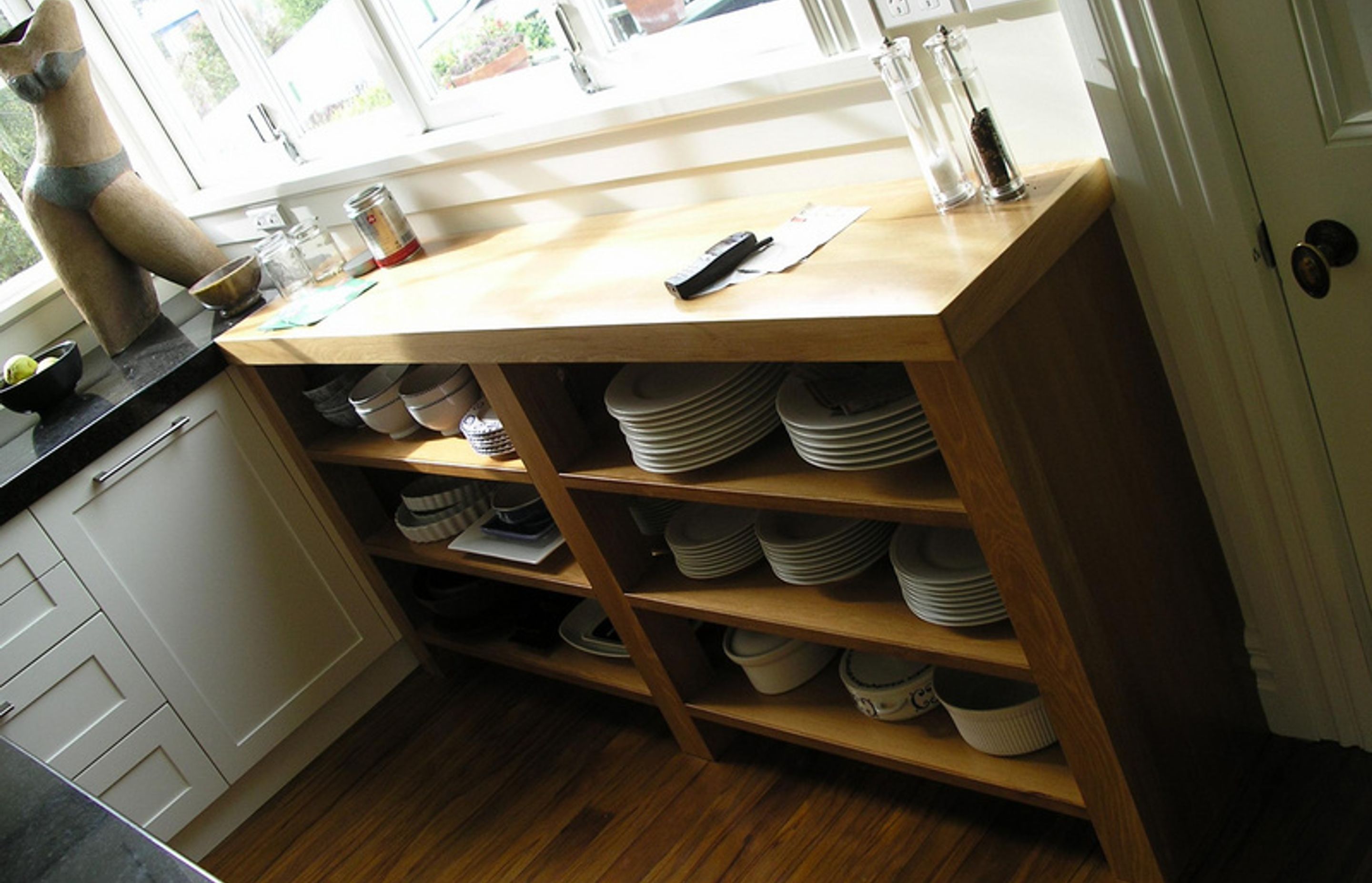 Open kitchen storage for plates