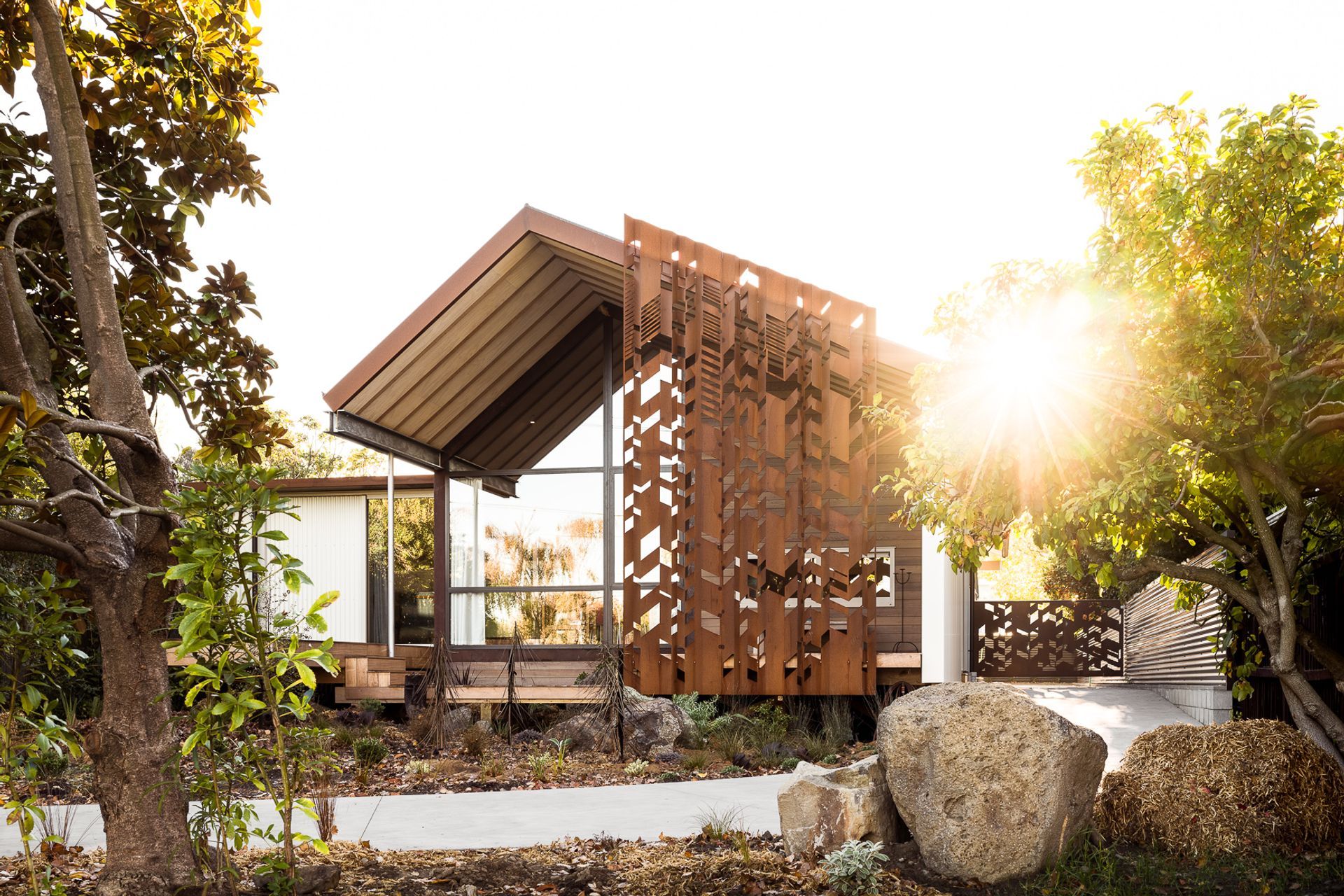 The mix of materiality gives the home a warm and textural look, in spite of the main material being corrugate steel.