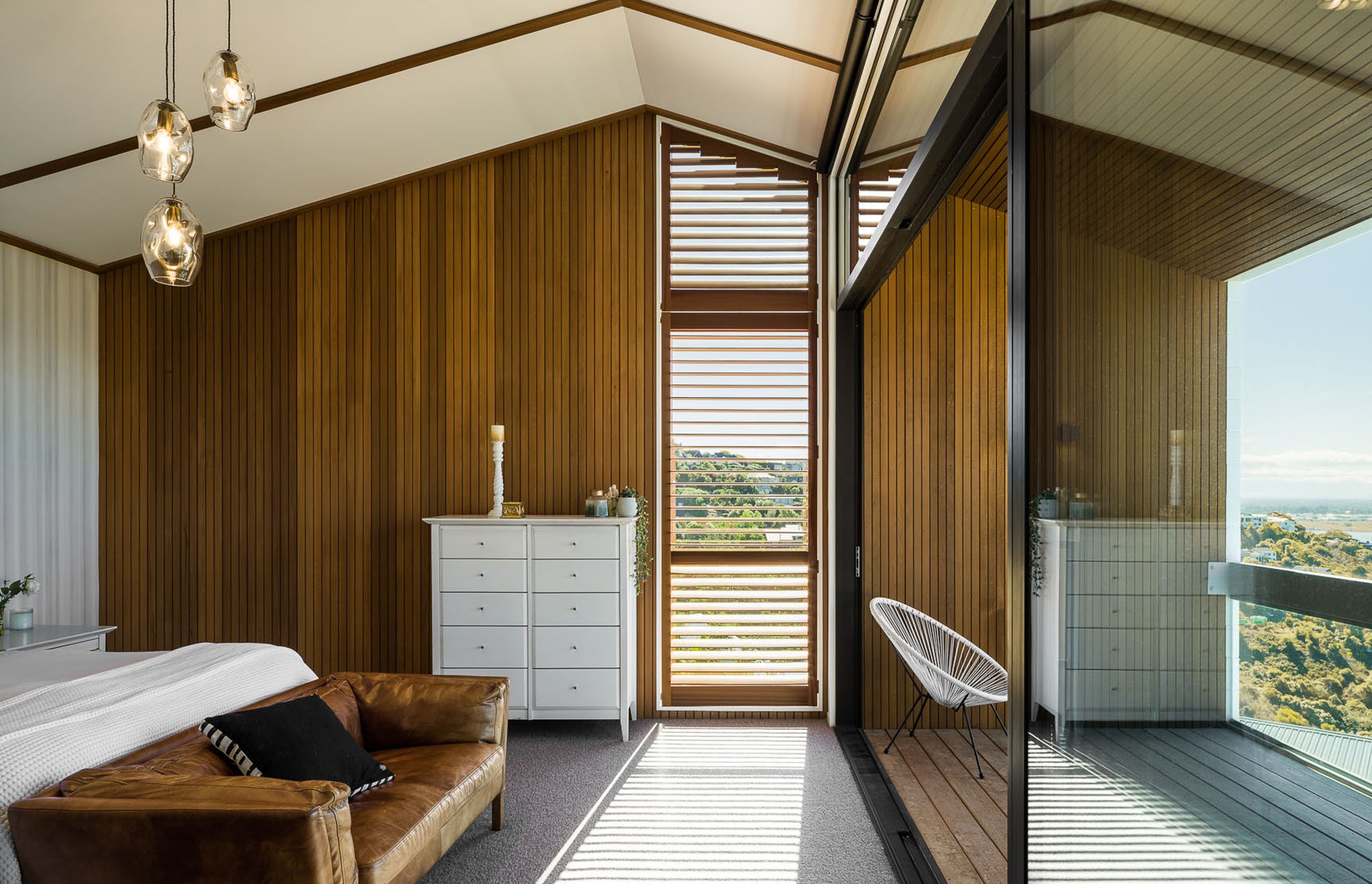 Shiplap vertical weatherboards have been used both internally and externally to impart a sense of the bedroom and verandah being connected spaces.