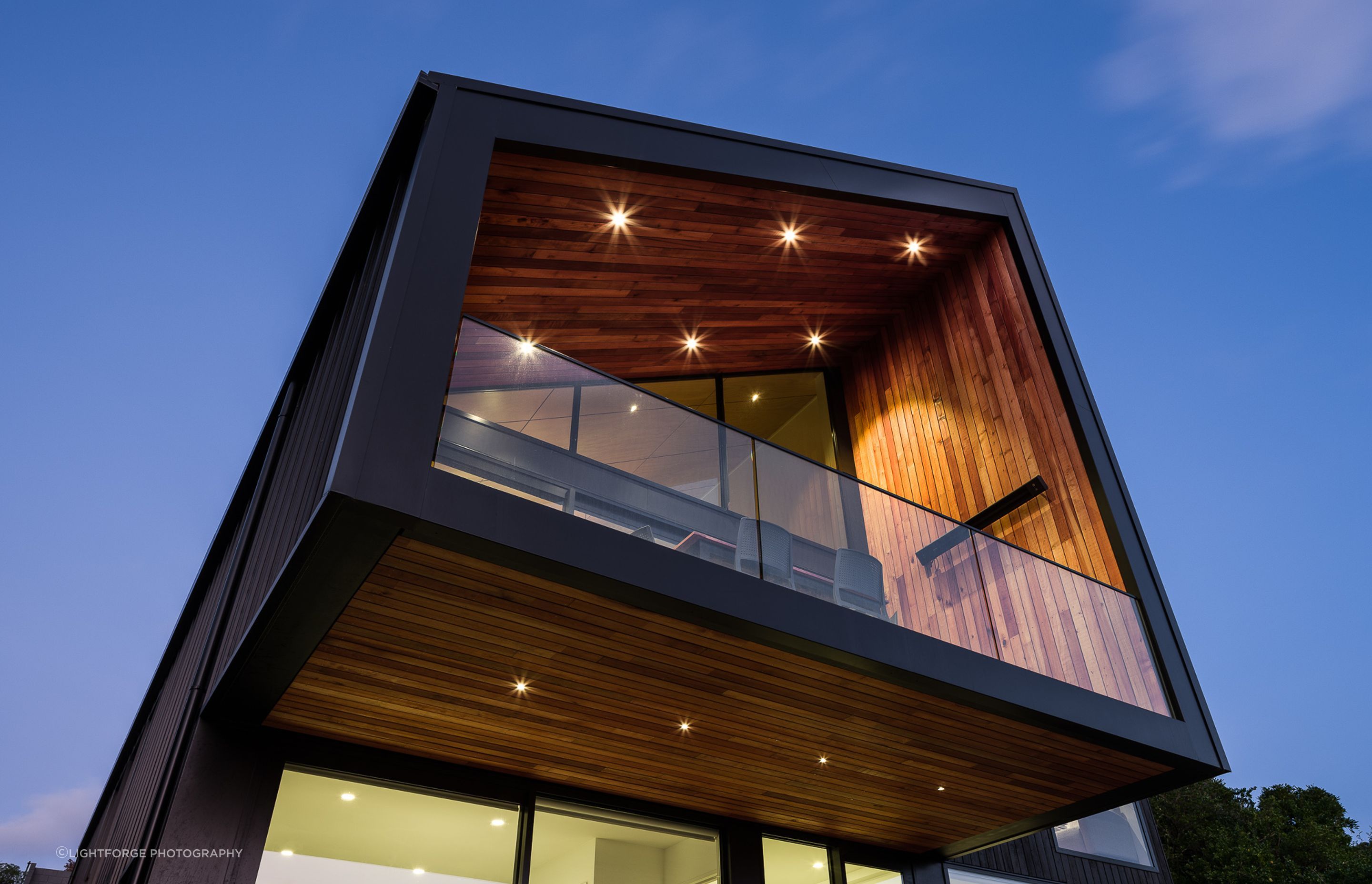 The cantilevered balcony upstairs provides the owners with the opportunity to further immerse themselves in their surroundings.