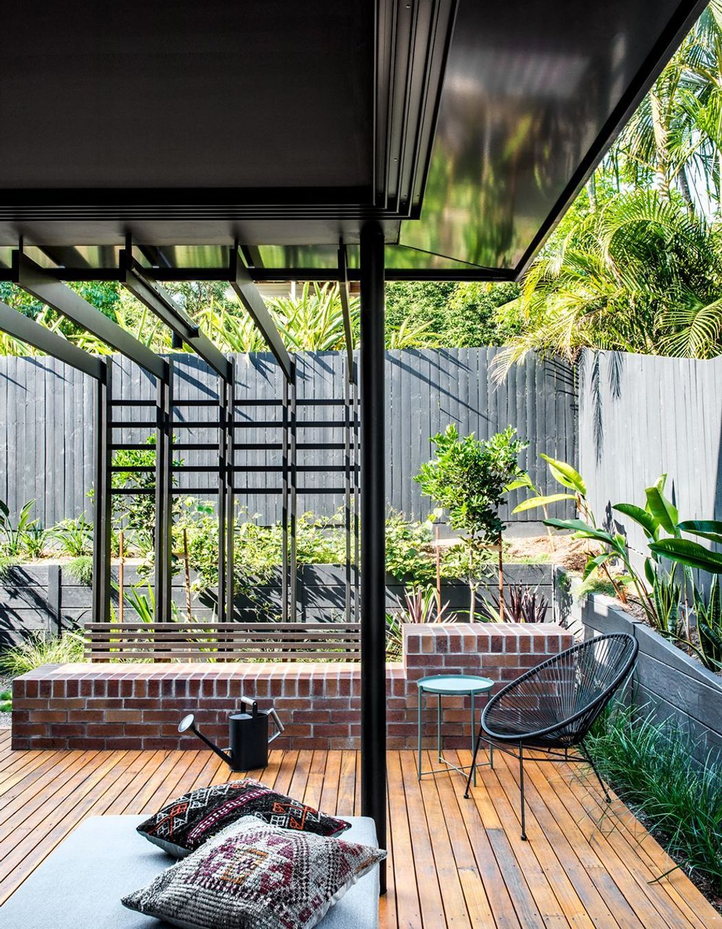 Photography: Cathy Schusler | Living spaces extend into the landscape through the use of full height sliding doors, which genuinely connect the inside and outside.