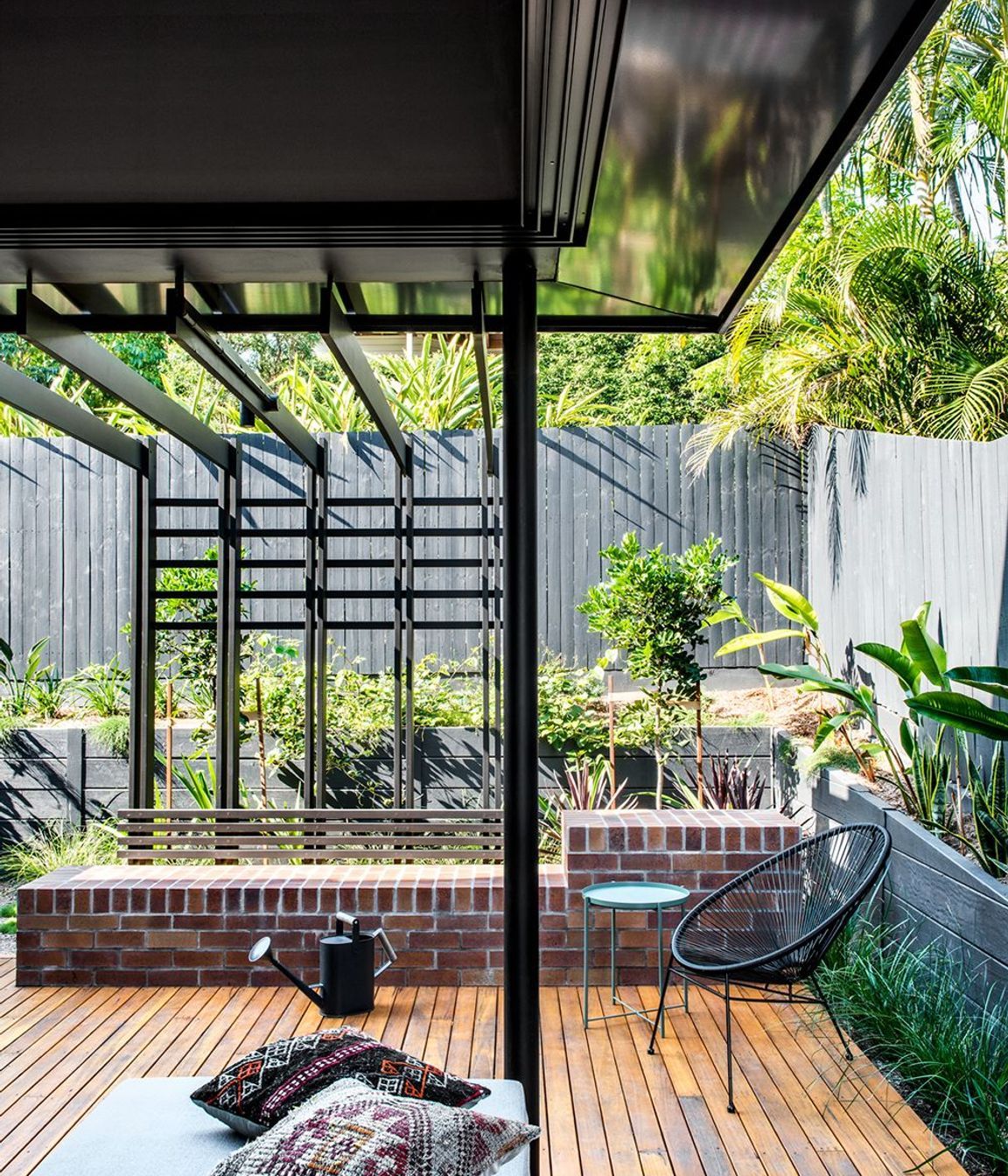 Photography: Cathy Schusler | Living spaces extend into the landscape through the use of full height sliding doors, which genuinely connect the inside and outside.