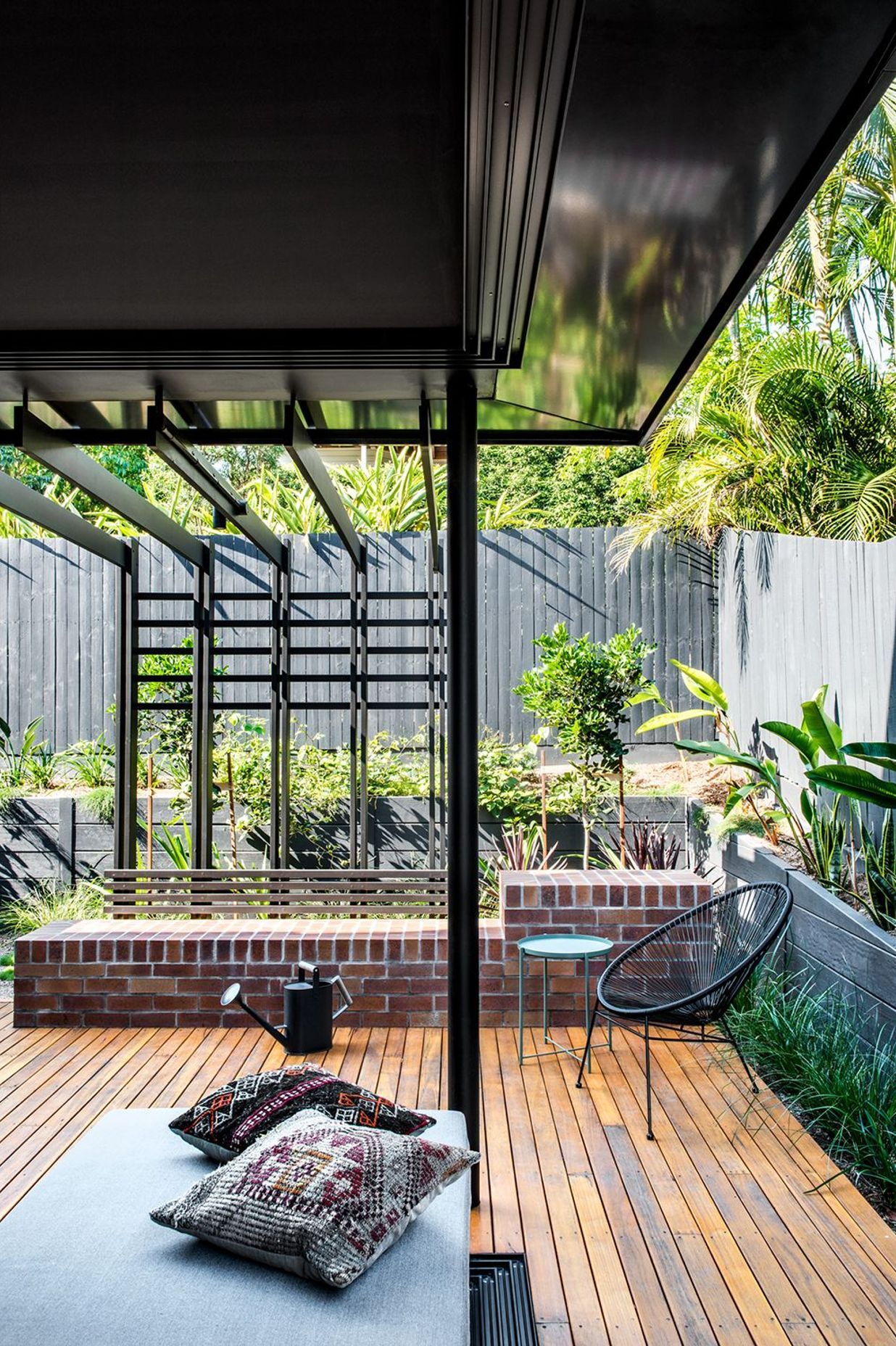Photography: Cathy Schusler | Living spaces extend into the landscape through the use of full height sliding doors, which genuinely connect the inside and outside.