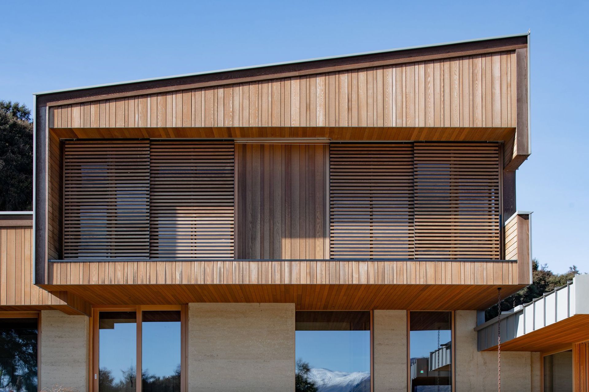 On the upper most level, two guest bedrooms feature operable slatted screens to minimise solar gain from the strong afternoon sun.