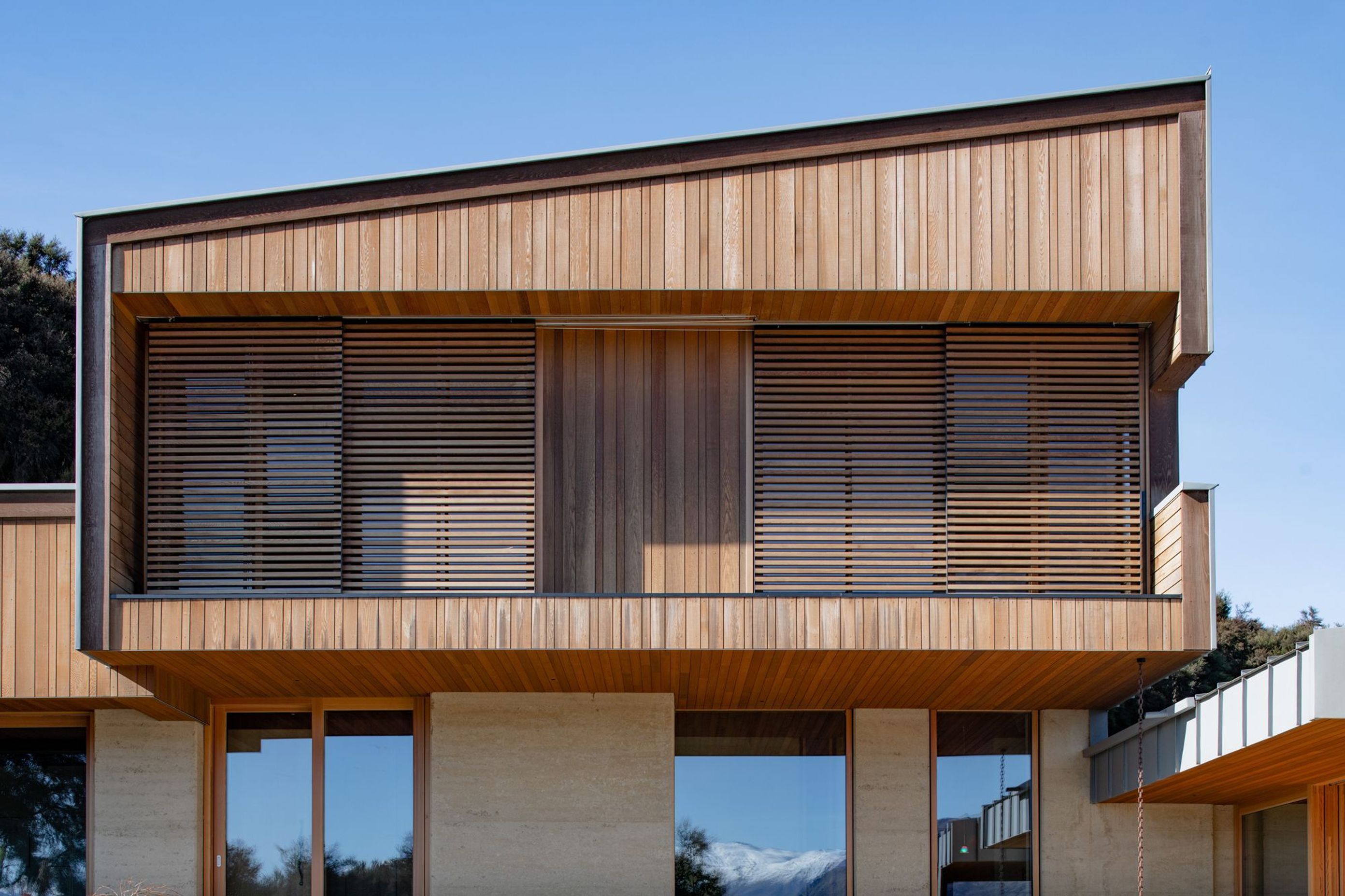 On the upper most level, two guest bedrooms feature operable slatted screens to minimise solar gain from the strong afternoon sun.