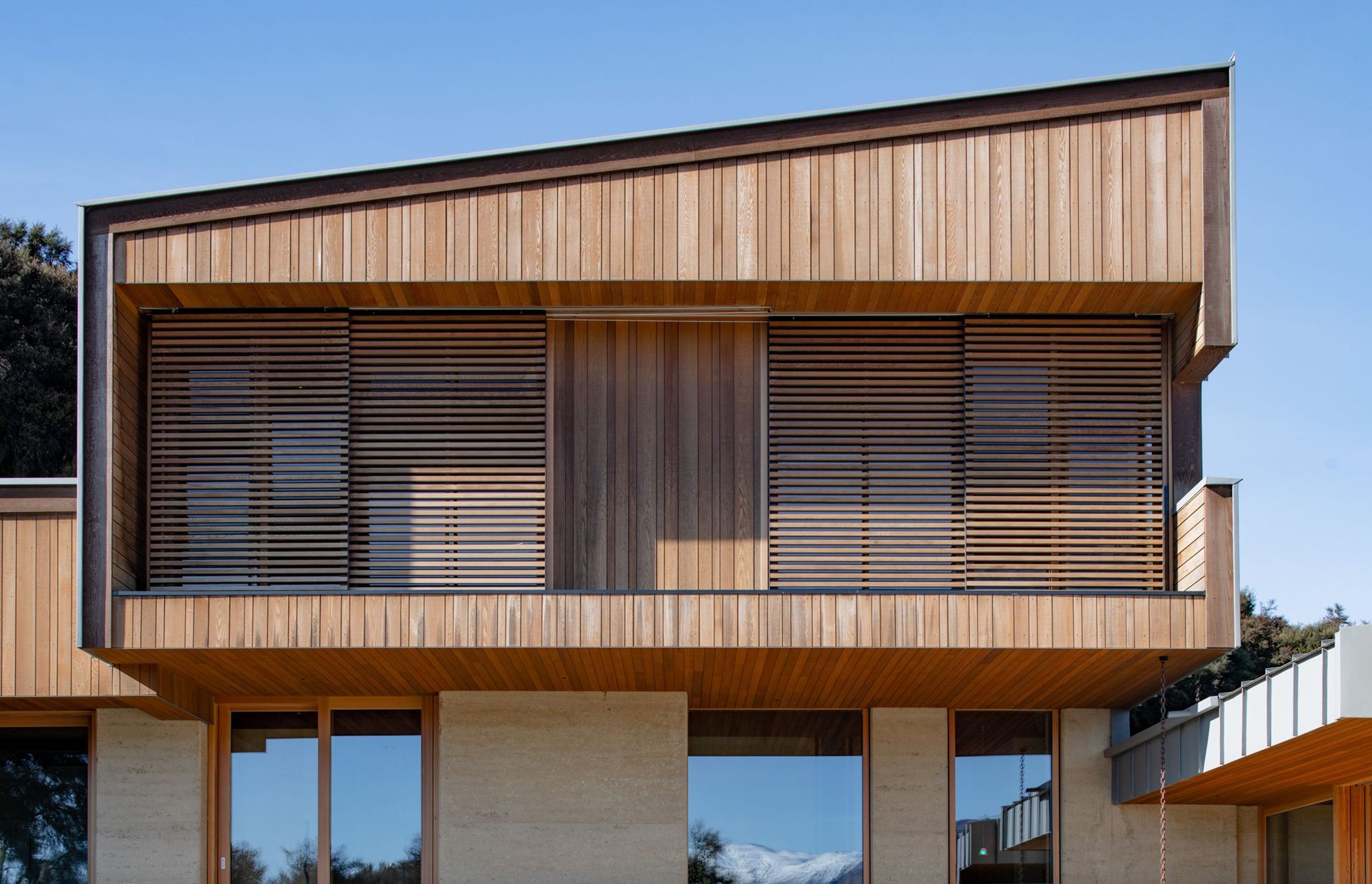 On the upper most level, two guest bedrooms feature operable slatted screens to minimise solar gain from the strong afternoon sun.