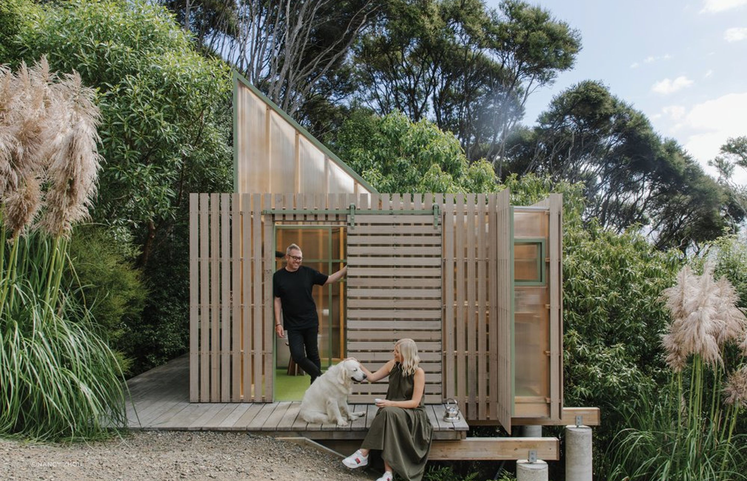 By day, the timber screen filters light and views to provide a constant connection to the surrounding bush when inside.