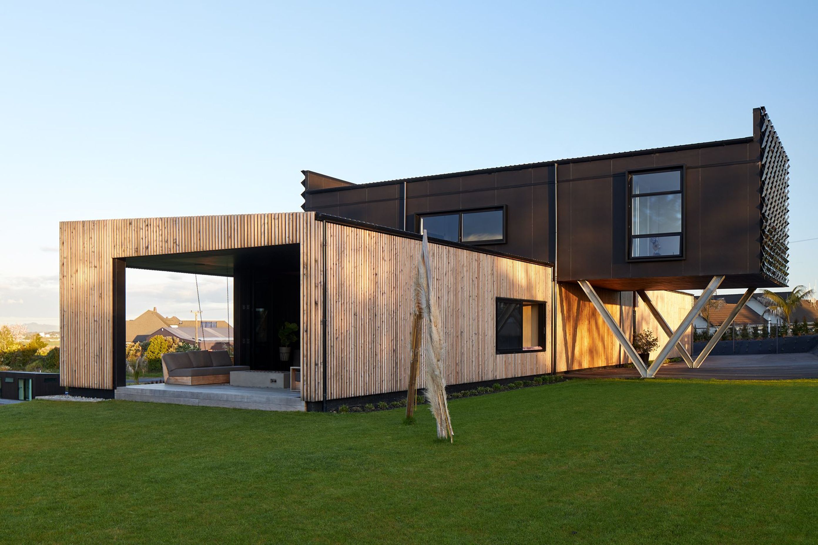 Larch was chosen for the lower level cladding as it expresses a very strong grain texture complete with knots, which gives it a very textural look.