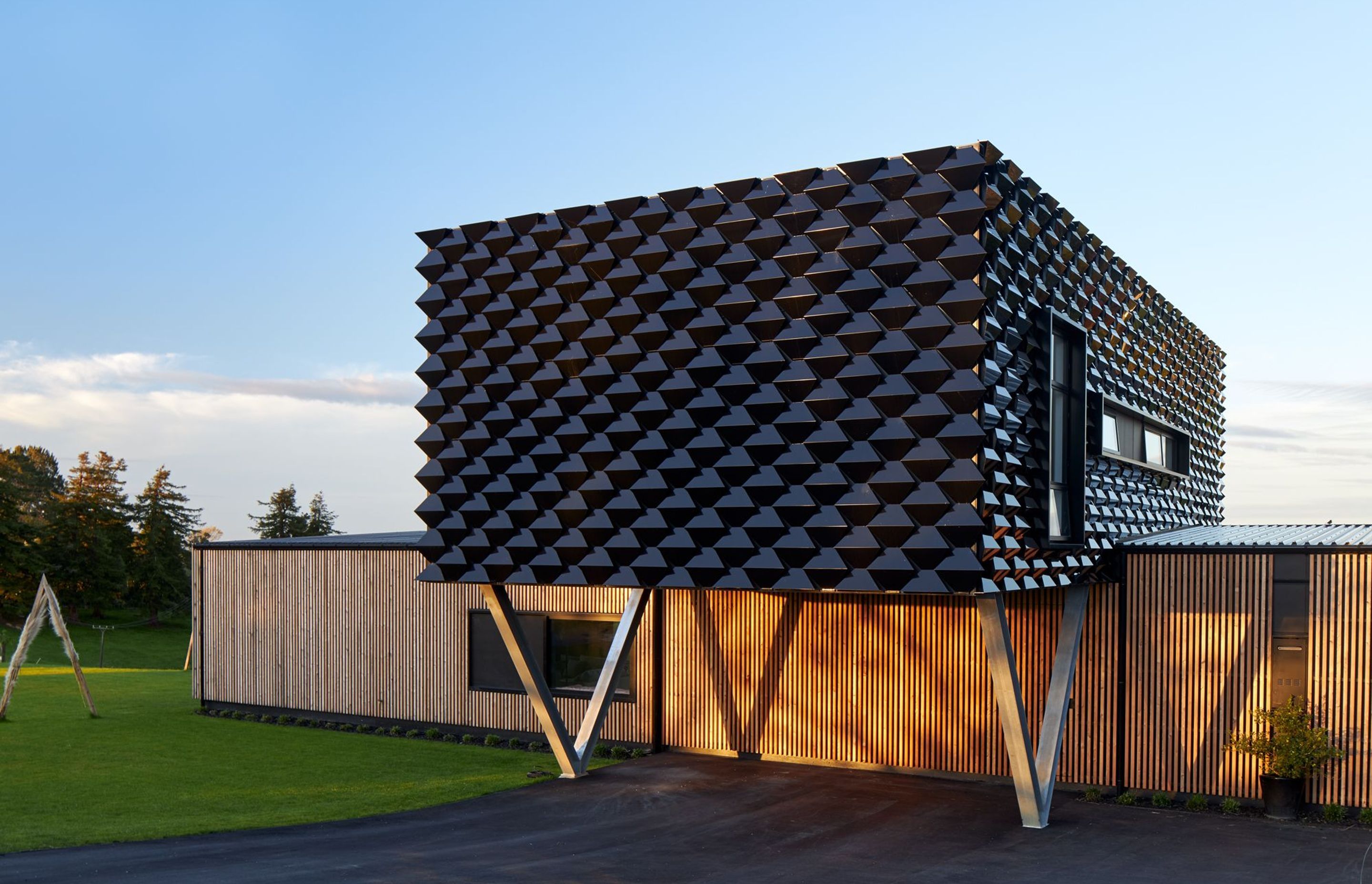 The upper floor has been cantilevered over the lower to create a car port on one side and to act as a verandah on the other.