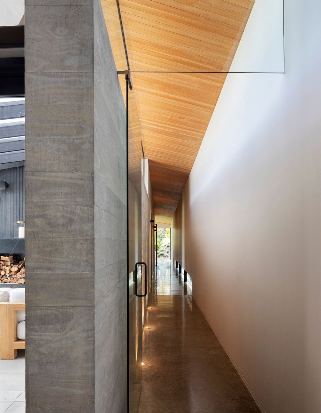 A  long corridor, which features a polished concrete floor and insitu concrete wall, leads from the dining room to the guest bedrooms and family room at the northern end of the house.